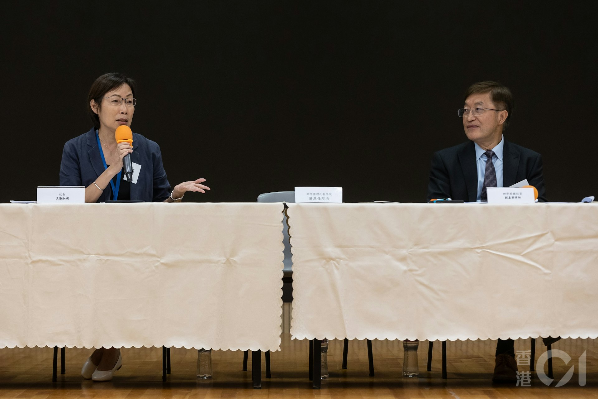 黃大仙孔教學院大成小學四名校董6月17日舉行記者會,反對辦學團體自行宣布學校停辦。原有邀請孔教學院院長湯恩佳出席,但他未有到來。(廖雁雄攝) 黃大仙孔教學院大成小學四名校董6月17日舉行記者會,反對辦學團體自行宣布學校停辦。原有邀請孔教學院院長湯恩佳出席,但他未有到來。(廖雁雄攝)