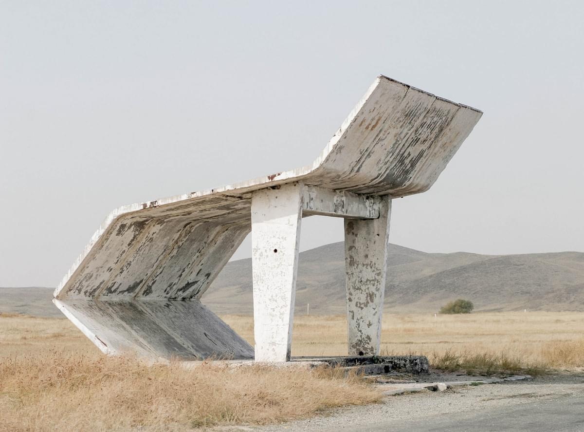 《Soviet Bus Stops & Metro Stations》Christopher Herwig （圖片來源：https://moom.cat/l/ea0cmq）