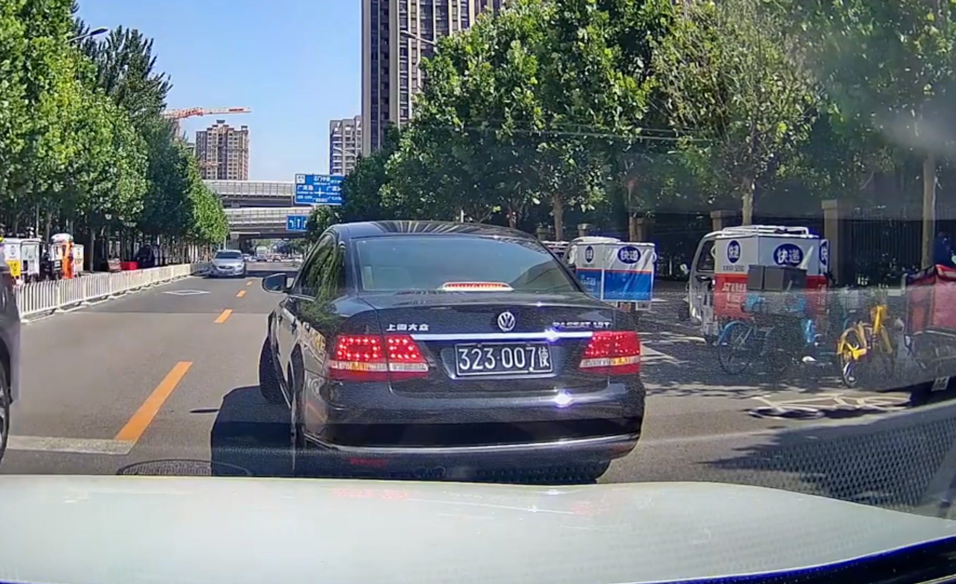 一輛使館車輛在北京街頭停在雙程行程的右側車道上,阻礙交通。 一輛使館車輛在北京街頭停在雙程行程的右側車道上,阻礙交通。
