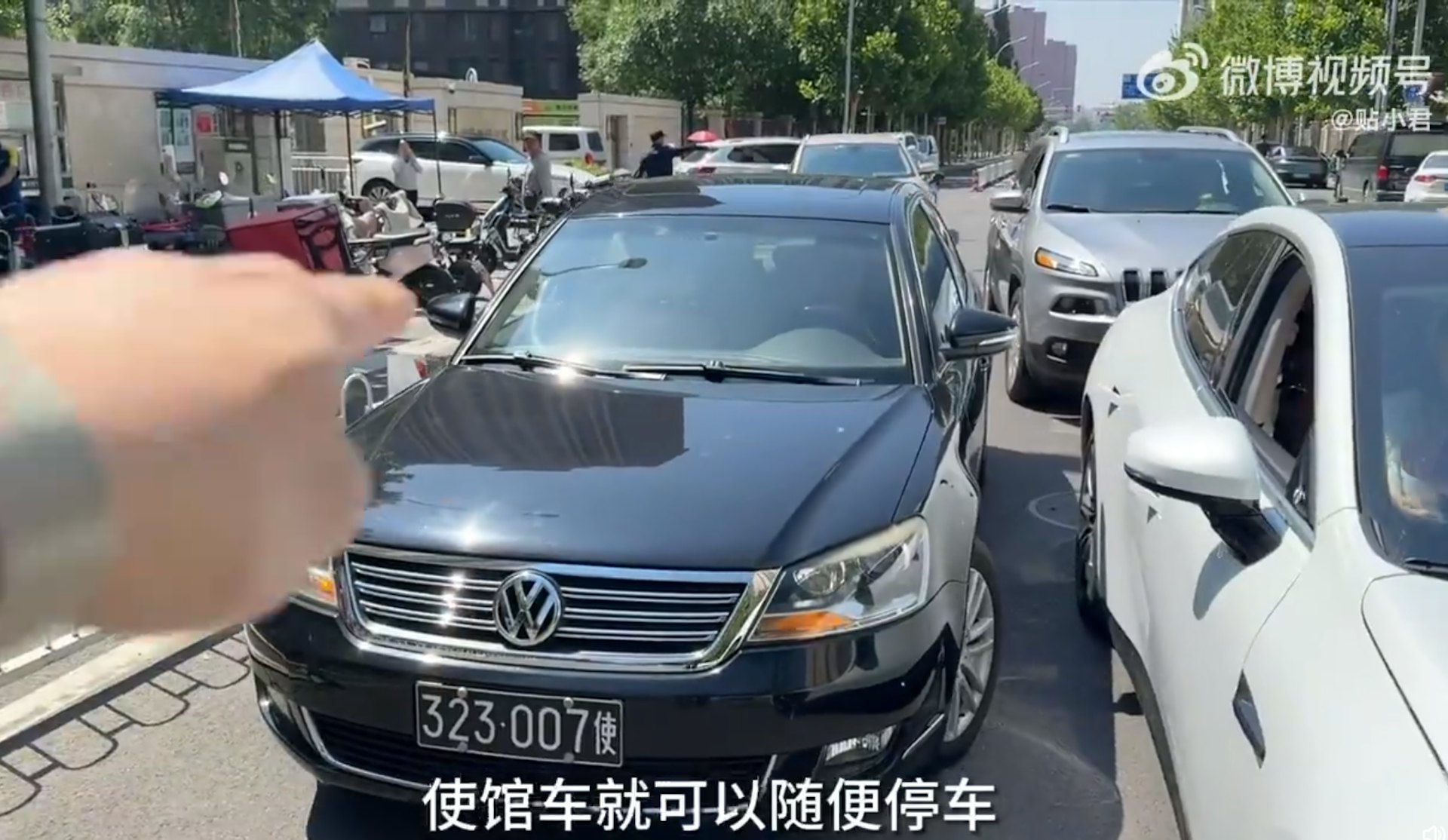 一輛使館車輛在北京街頭停在雙程行程的右側車道上,阻礙交通。 一輛使館車輛在北京街頭停在雙程行程的右側車道上,阻礙交通。