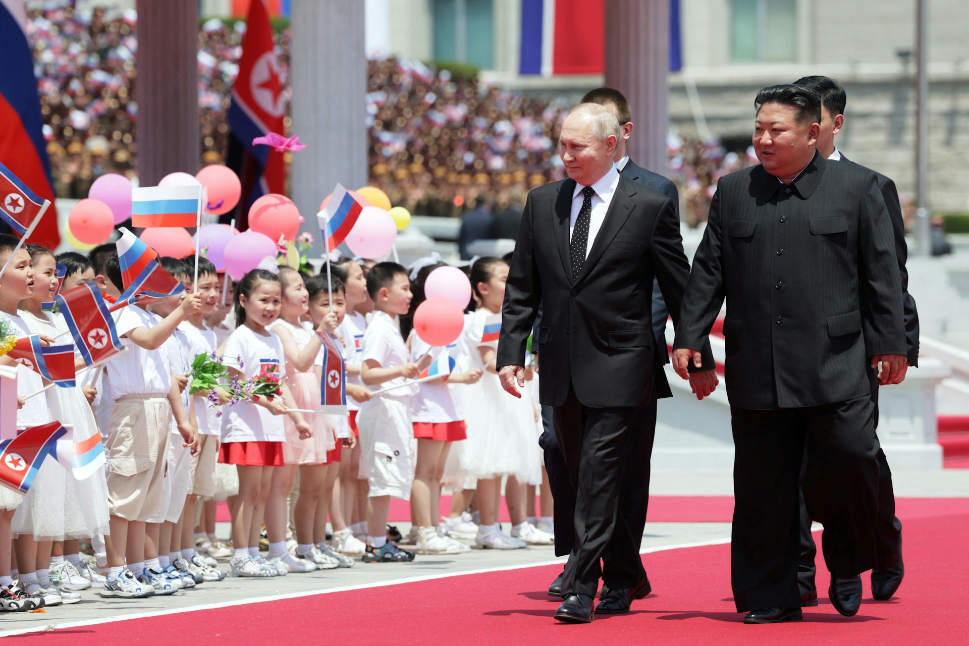 圖為2024年6月19日,朝鮮平壤, 俄羅斯總統普京(Vladimir Putin,又譯普丁或蒲亭)在金日成廣場出席正式歡迎儀式。(Reuters) 圖為2024年6月19日,朝鮮平壤, 俄羅斯總統普京(Vladimir Putin,又譯普丁或蒲亭)在金日成廣場出席正式歡迎儀式。(Reuters)