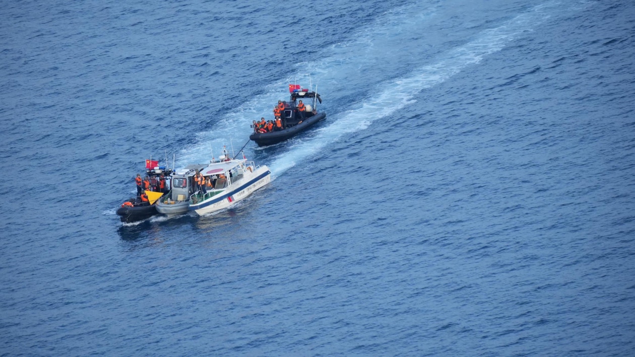 中國海警出動橡皮艇和衝鋒舟以前後「夾擊」的方式，強制驅離菲軍的運補小艇。（環球時報）