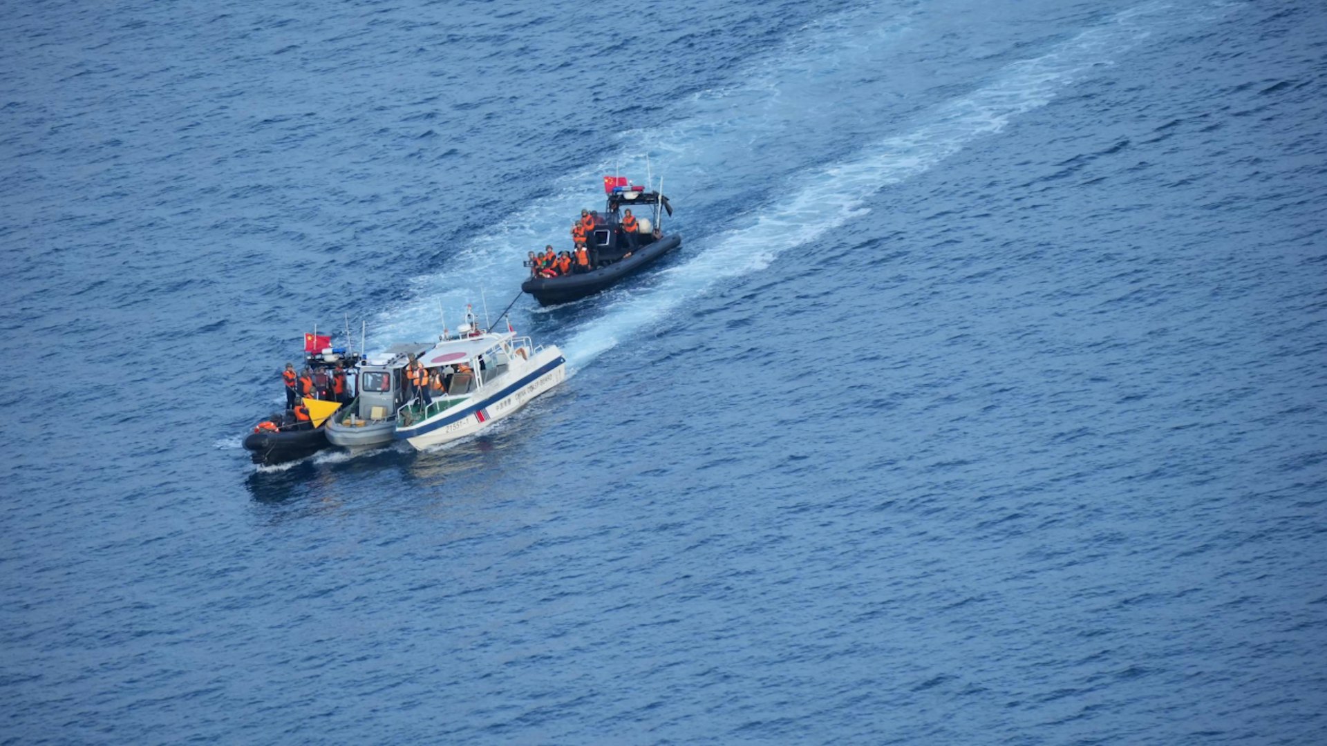 中國海警出動橡皮艇和衝鋒舟以前後「夾擊」的方式,強制驅離菲軍的運補小艇。(環球時報)