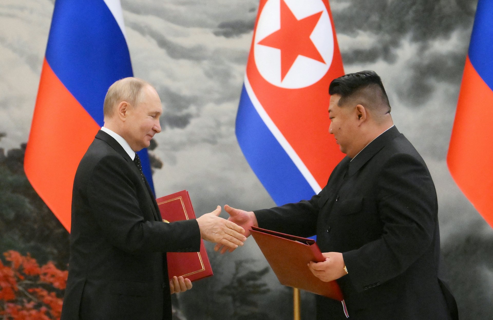 2024年6月19日,普京與金正恩在簽署條約後握手(Sputnik/Kristina Kormilitsyna/Kremlin) 2024年6月19日,普京與金正恩在簽署條約後握手(Sputnik/Kristina Kormilitsyna/Kremlin)