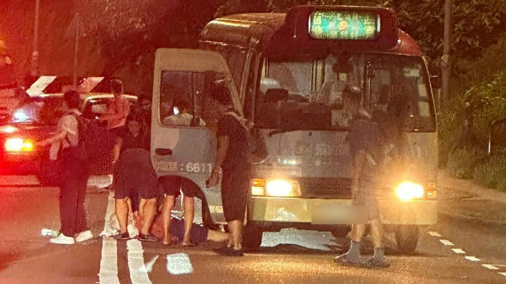 西貢公路近白沙灣女子捱小巴撞倒 頭傷送院治理 西貢公路近白沙灣女子捱小巴撞倒 頭傷送院治理