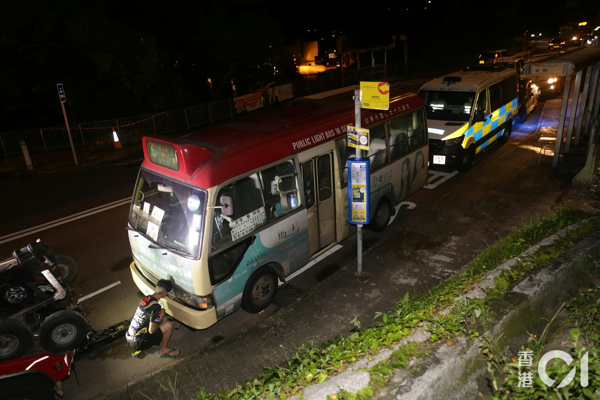 小巴隨後被拖車拖走,作進一步檢驗。(任葆穎攝) 小巴隨後被拖車拖走,作進一步檢驗。(任葆穎攝)