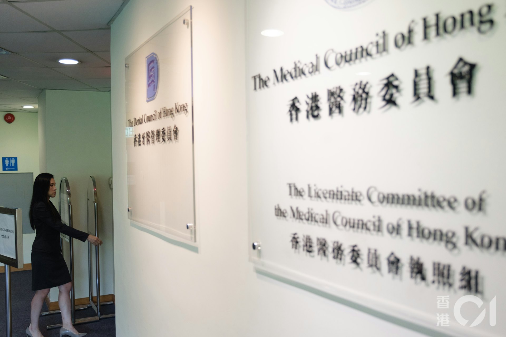 現任威爾斯親王醫院外科副顧問醫生的譚皓汶,今日(19日)現身醫委會研訊。(郭梓謙攝) 現任威爾斯親王醫院外科副顧問醫生的譚皓汶,今日(19日)現身醫委會研訊。(郭梓謙攝)
