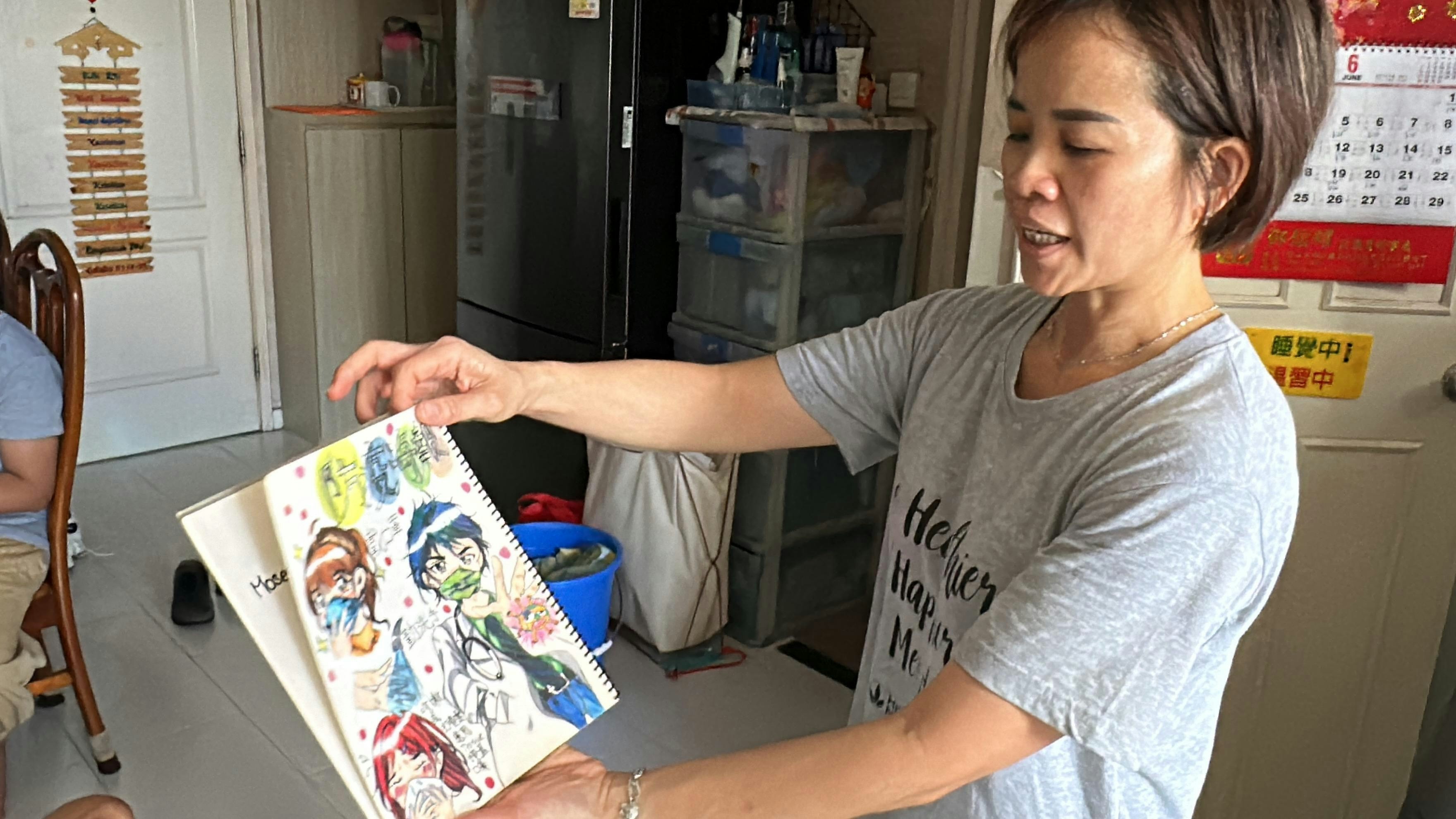 家中有很多畫簿，是詠嫻由小至大的作品。（黃學潤攝）