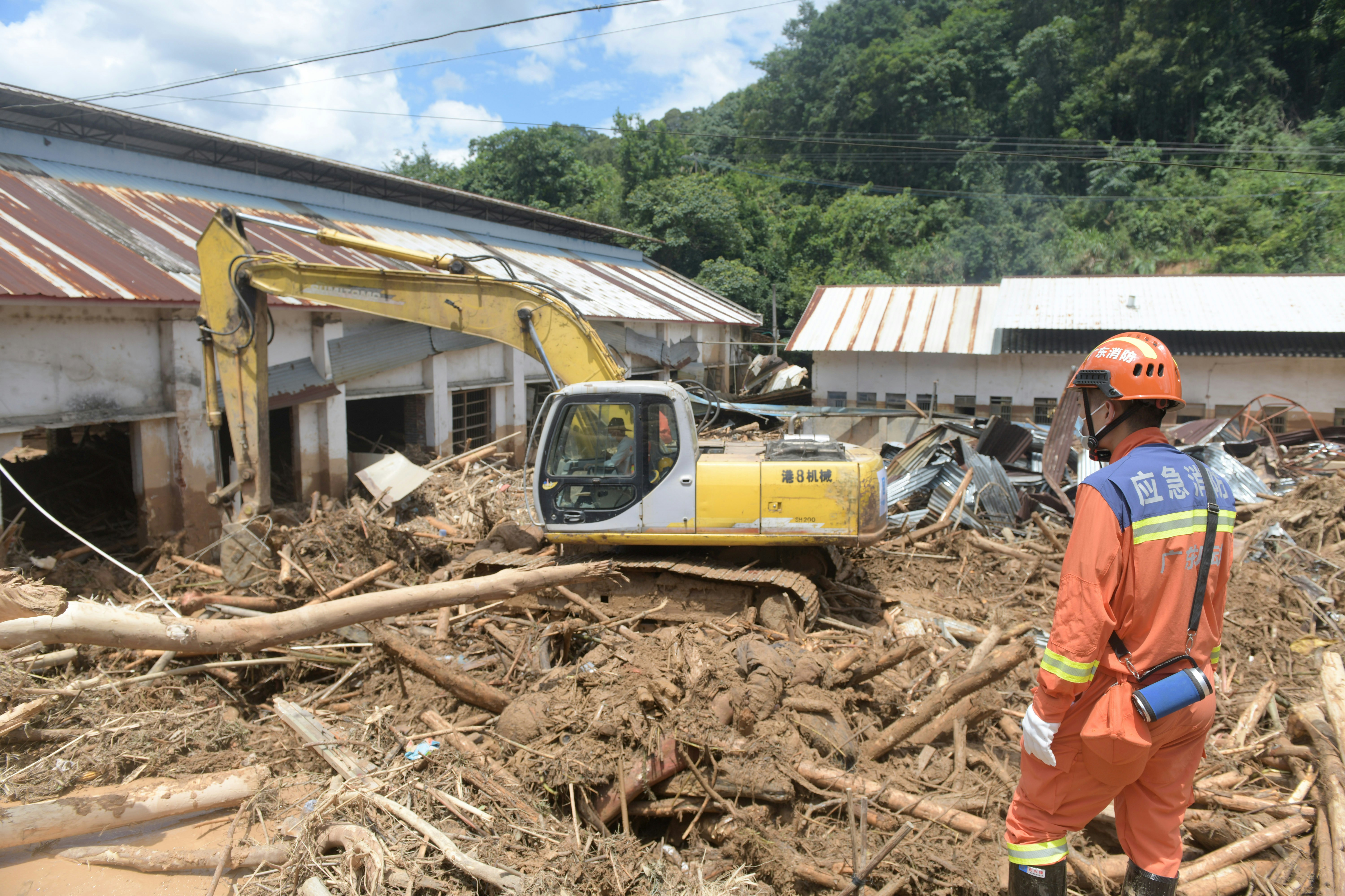 2024年6月20日，梅州市平遠縣泗水鎮文貴村斷路、斷電、斷水、通訊中斷，一度成為「孤島村」。經過各方救援力量連日奮戰，終於打通了通往文貴村的道路。（新華社）