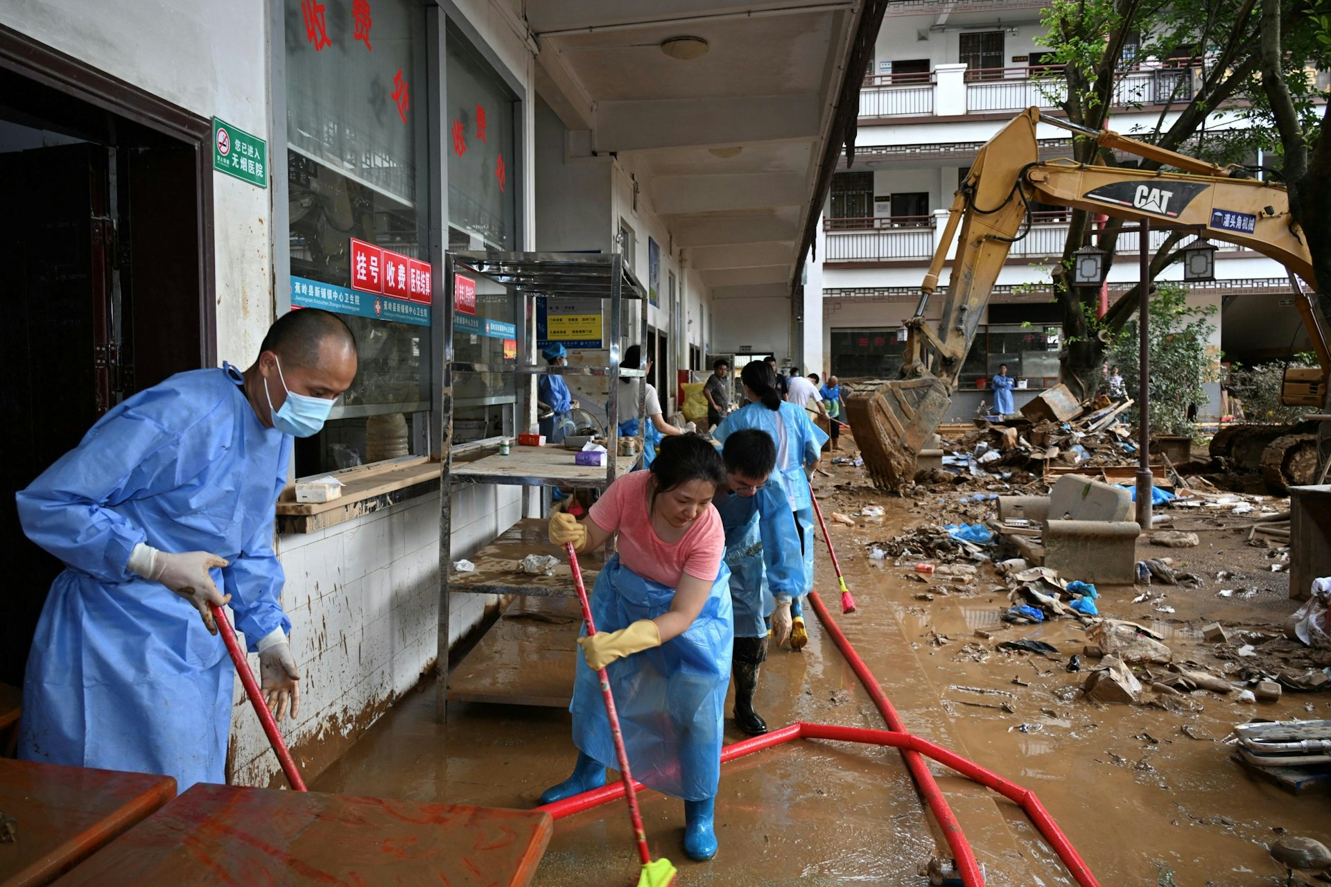2024年6月19日,廣東省梅州蕉嶺縣因暴雨引發洪水,當局事後清理淤泥。 (cnsphoto via REUTERS) 2024年6月19日,廣東省梅州蕉嶺縣因暴雨引發洪水,當局事後清理淤泥。 (cnsphoto via REUTERS)