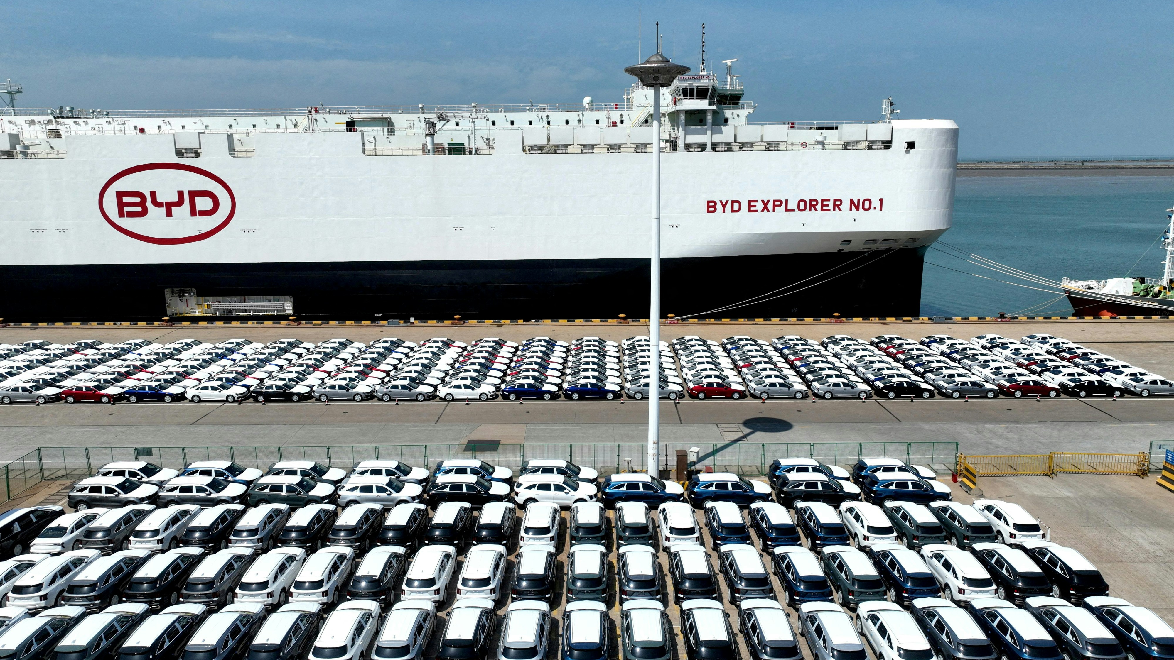 2024年4月25日在中國江蘇省連雲港,航拍機拍攝到一大批比亞迪電動車正準備運到比亞迪探索者一號輪船上,出口到巴西。(Reuters)