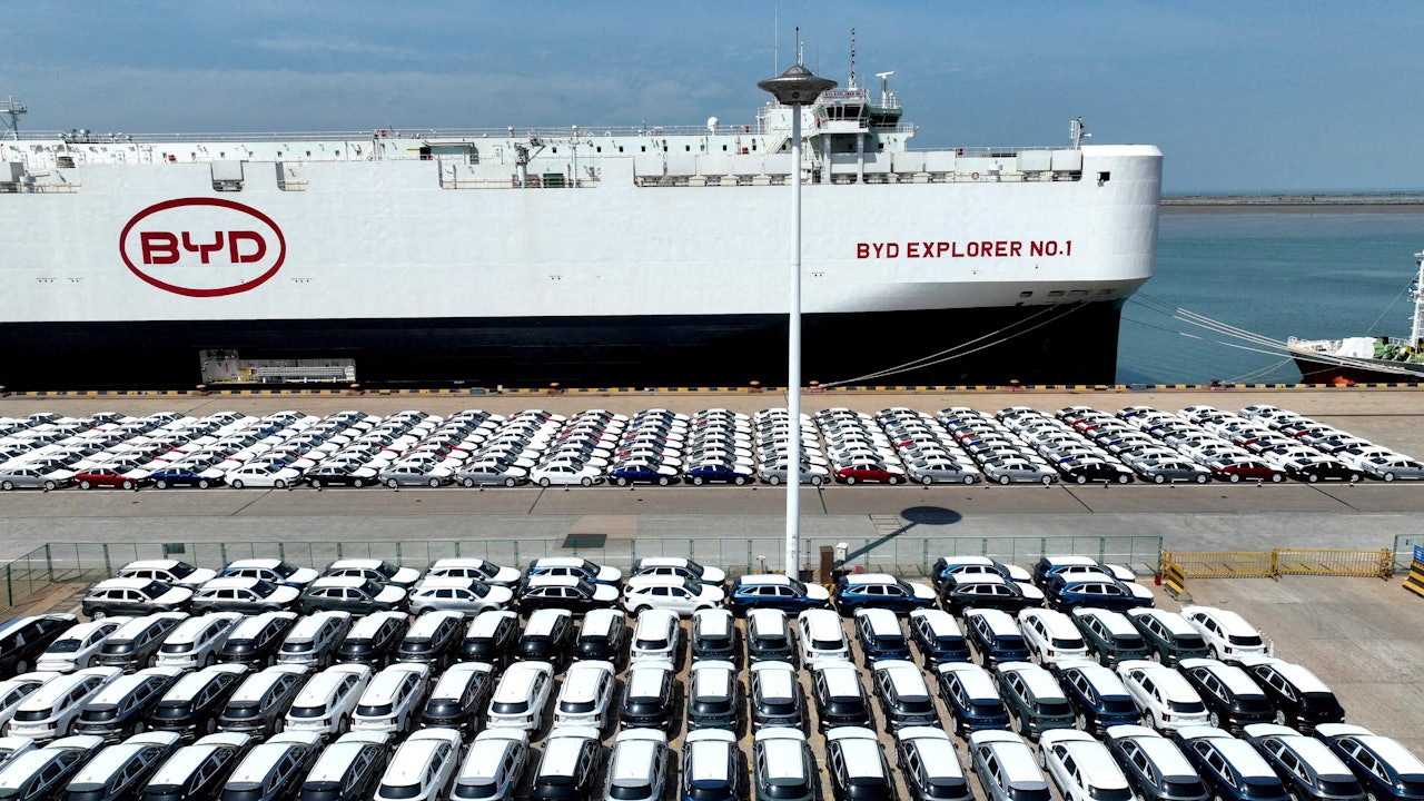 2024年4月25日在中国江苏省连云港,航拍机拍摄到一大批比亚迪电动车正准备运到比亚迪探索者一号轮船上,出口到巴西。 (Reuters)