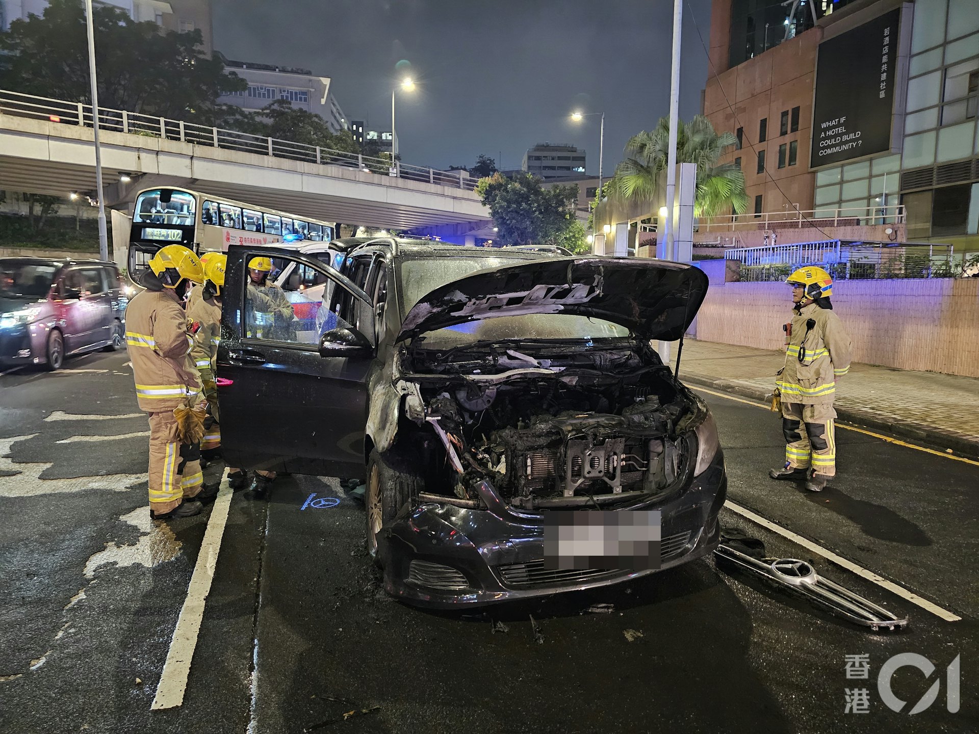 消防到場救熄,平治車頭嚴重焚毀。(梁偉權攝) 消防到場救熄,平治車頭嚴重焚毀。(梁偉權攝)