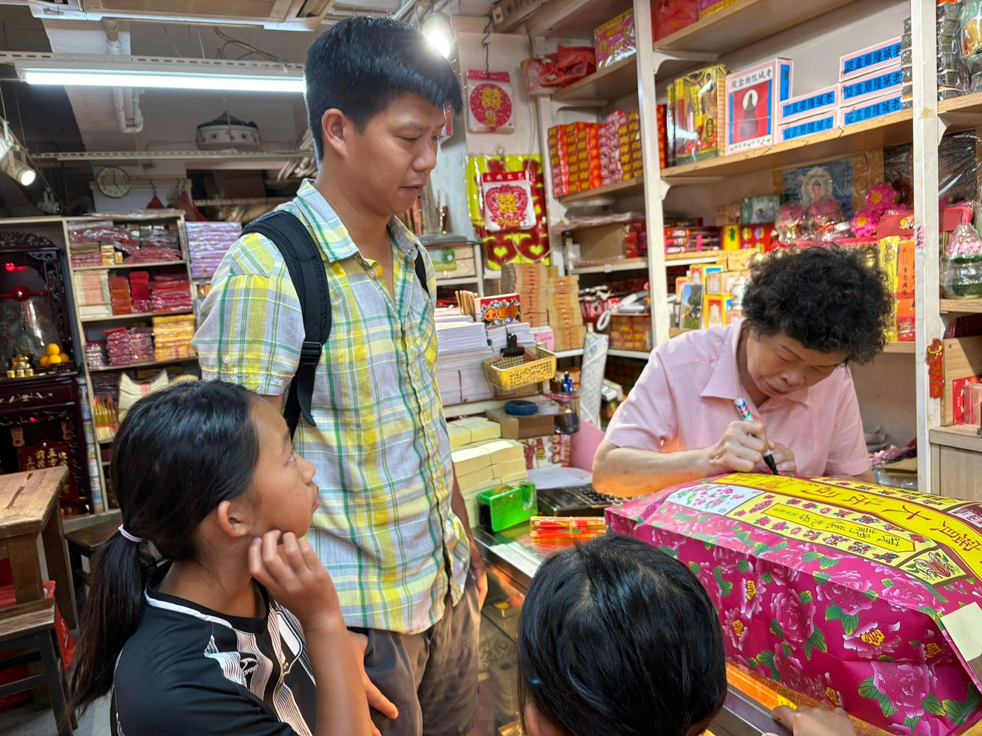 陳偉傑6月中與妻子及一對女兒一同到和合石靈灰安置所拜祭母親陳靜儀,之前先到紙紮舖買衣包。(Look4mama提供圖片) 陳偉傑6月中與妻子及一對女兒一同到和合石靈灰安置所拜祭母親陳靜儀,之前先到紙紮舖買衣包。(Look4mama提供圖片)