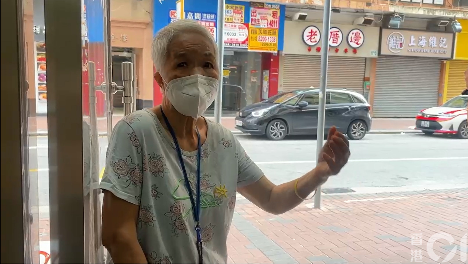 隔離大廈的街坊為保安不值，直言：「你不滿意，你唔可以發洩人哋身上。」（陳麗娟攝）