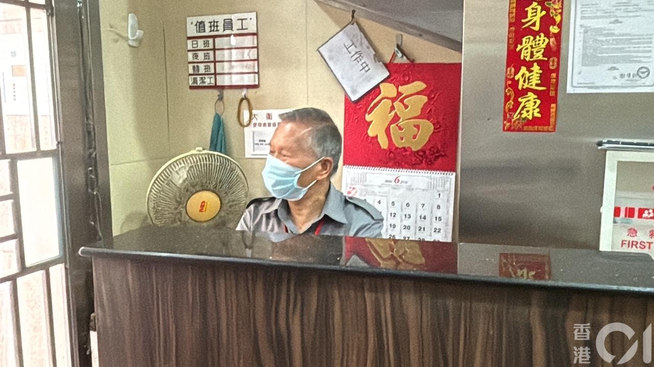 大廈保安指直言事件「好突然」、「唔知點解可以咁樣打死人」。（陳麗娟攝）