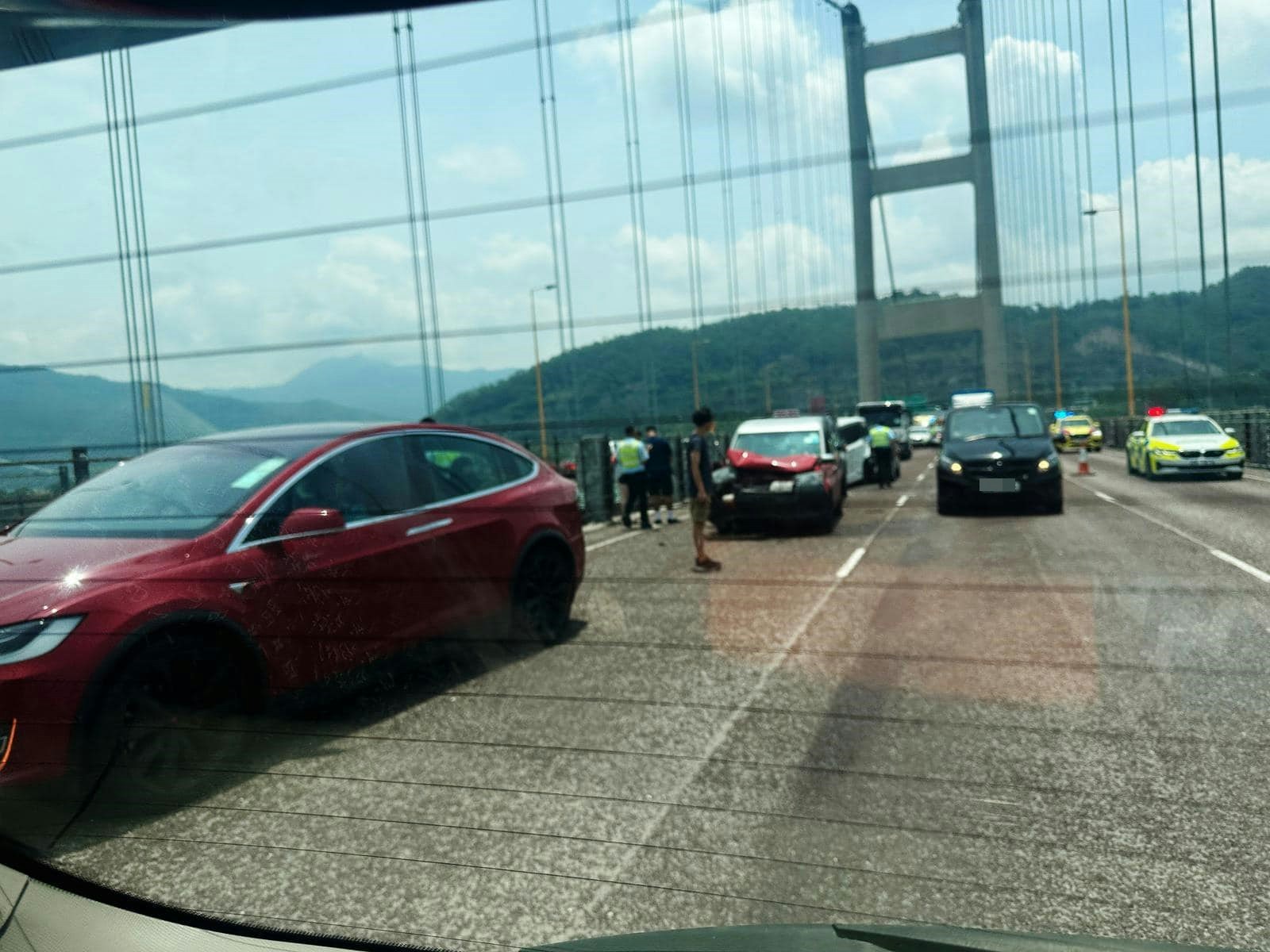 青马大桥往机场方向发生11车相撞，据报涉及的士、私家车及轻型货车。（Bosco Chu图片）