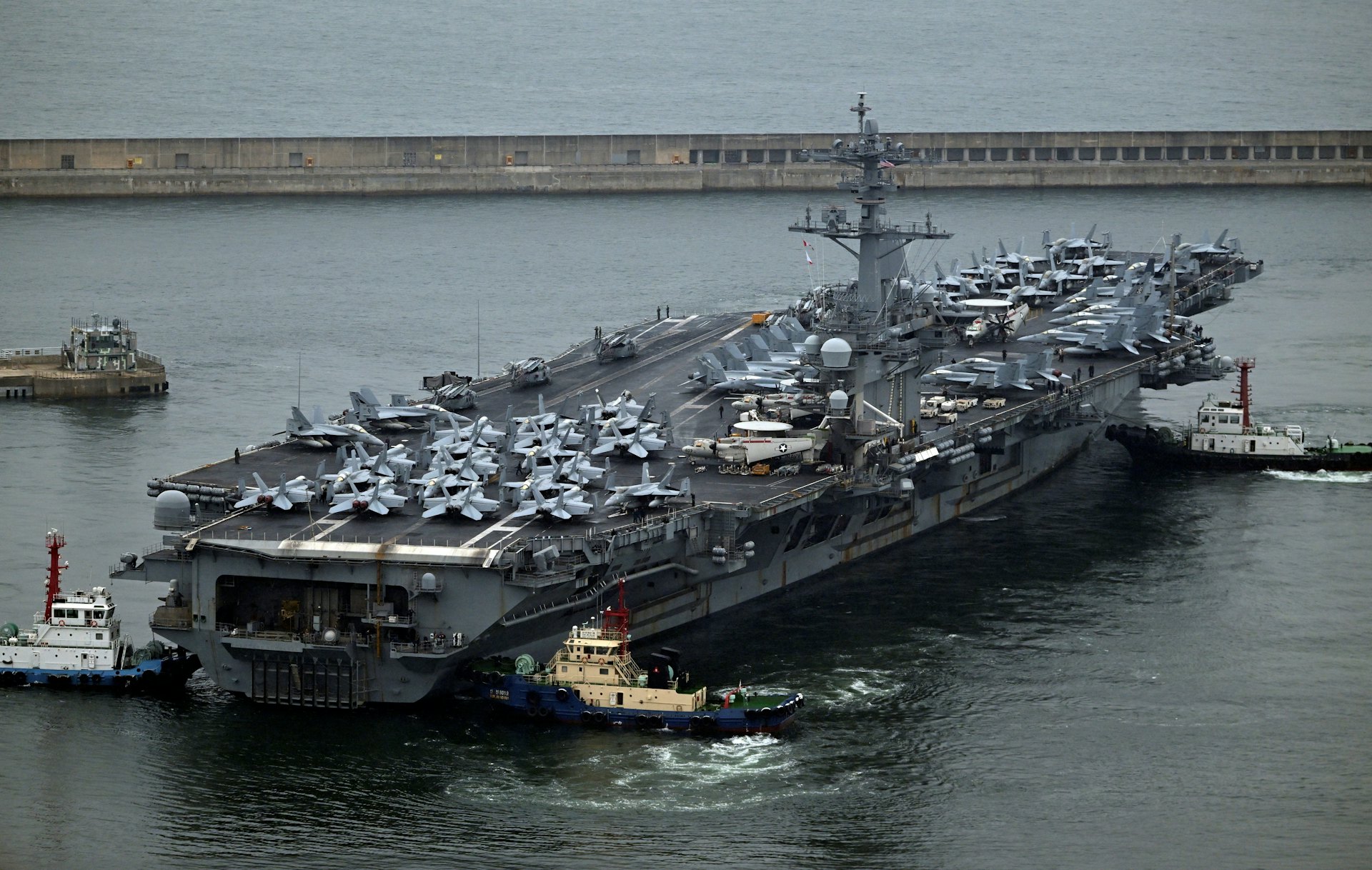 2024年6月22日,美國核動力航空母艦「羅斯福」號(USS Theodore Roosevelt)停泊在韓國釜山,準備與日本和韓國舉行聯合軍演。(Reuters)