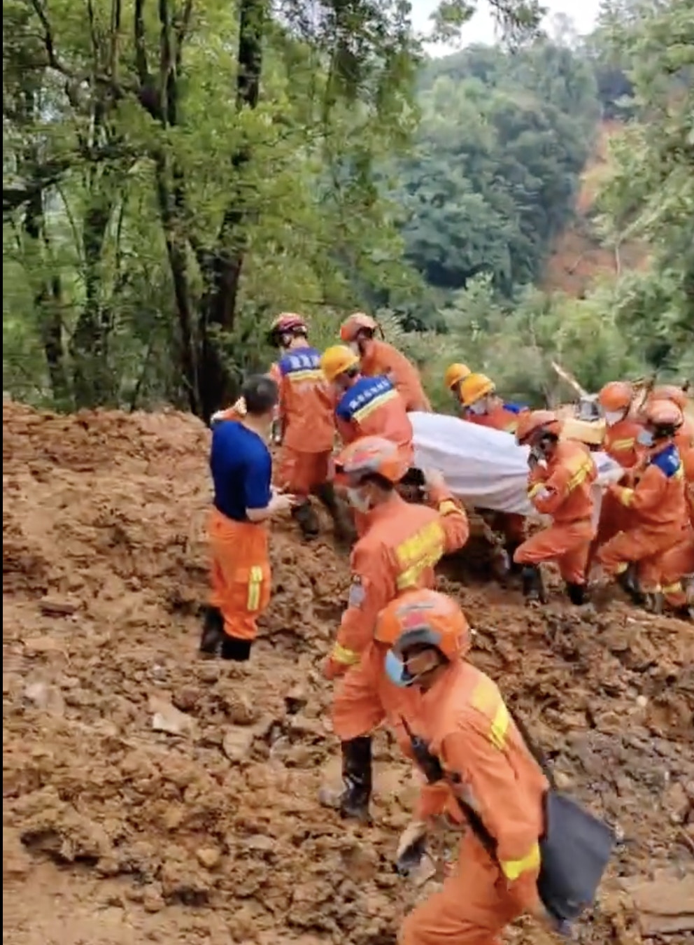 福建近期連日暴雨引發當地洪災，上杭縣8.7萬群眾受災，受災最嚴重的龍岩溪口鎮有15個村落斷聯。（網絡圖片）