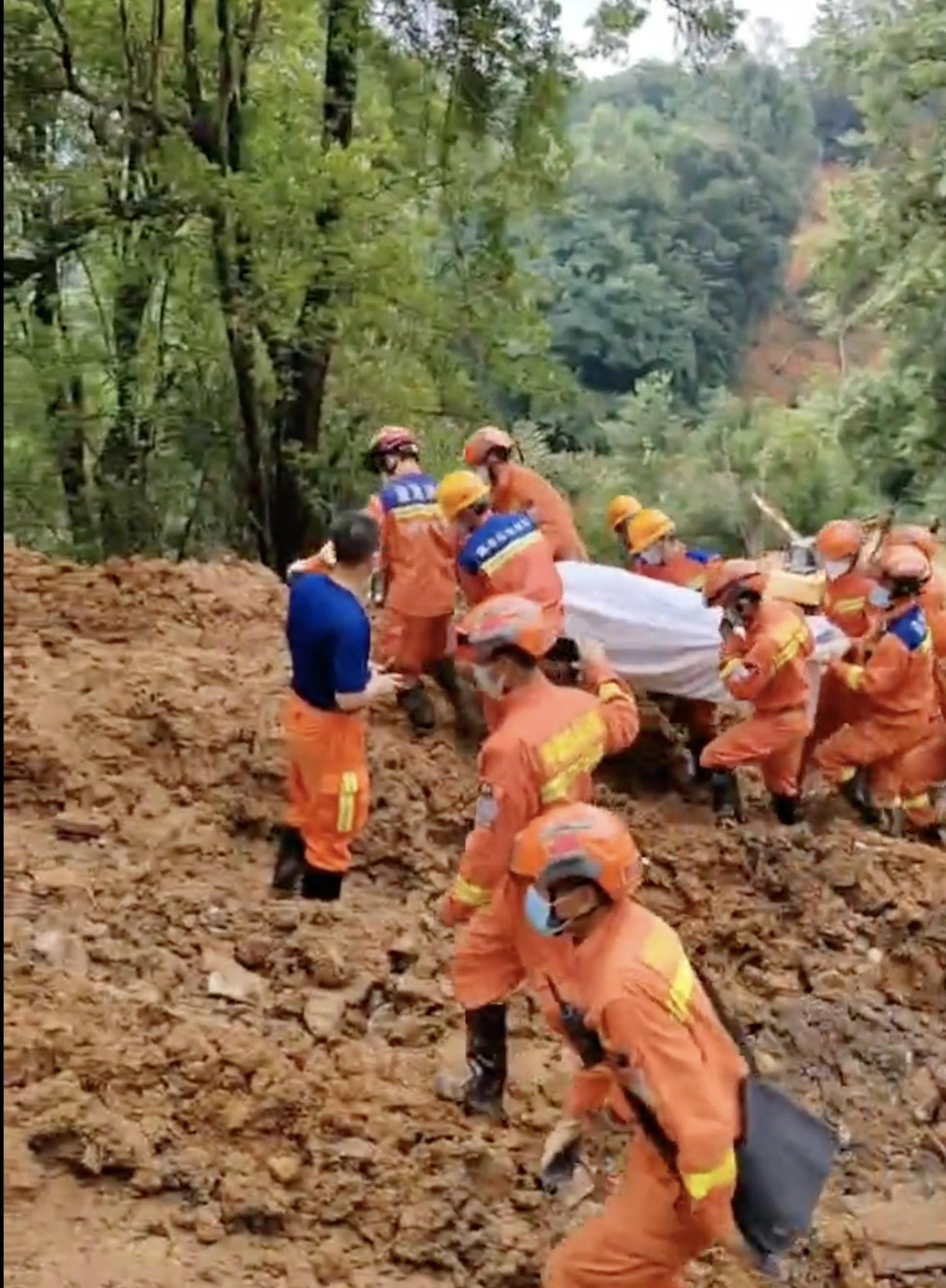 福建近期連日暴雨引發當地洪災,上杭縣8.7萬群眾受災,受災最嚴重的龍岩溪口鎮有15個村落斷聯。(網絡圖片)
