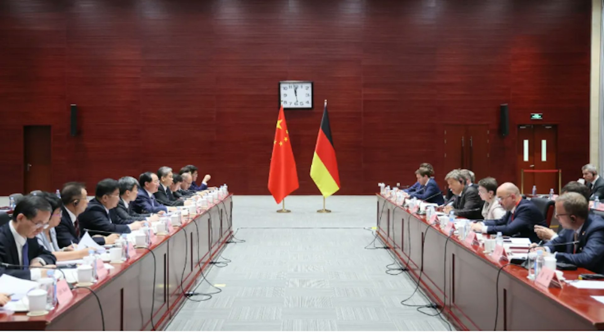 2024年6月22日,中國工業與資訊化部長金壯龍在北京會見德國副總理兼經濟與氣候保護部部長哈貝克(Robert Habeck)一行,雙方共同簽署《關於成立中德工業減碳工作小組的聯合意向聲明》。(微信公眾號@工信微報)