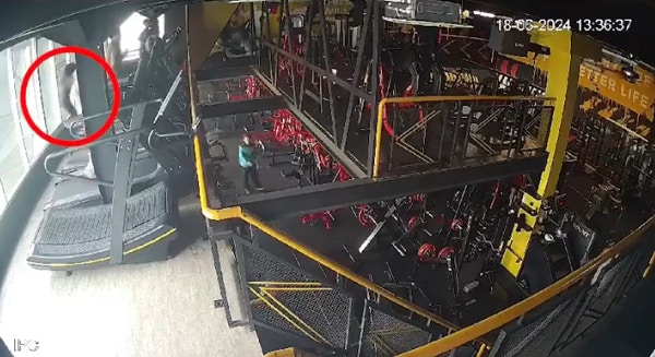 女子在健身房使用跑步機時，意外從開著的窗戶墜落三樓身亡。（X@IDNTimesKaltim）