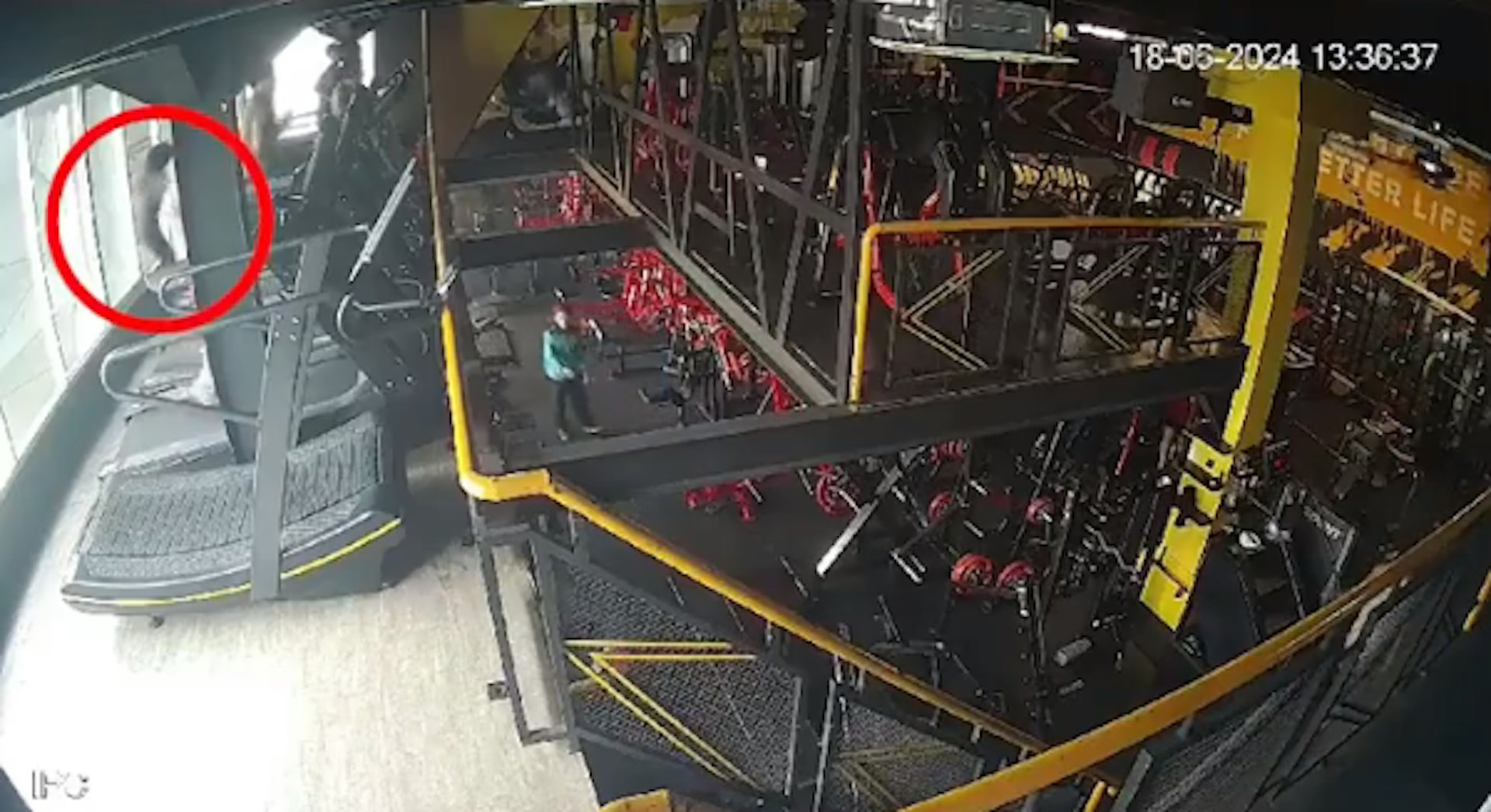 女子在健身房使用跑步機時,意外從開著的窗戶墜落三樓身亡。(X@IDNTimesKaltim)