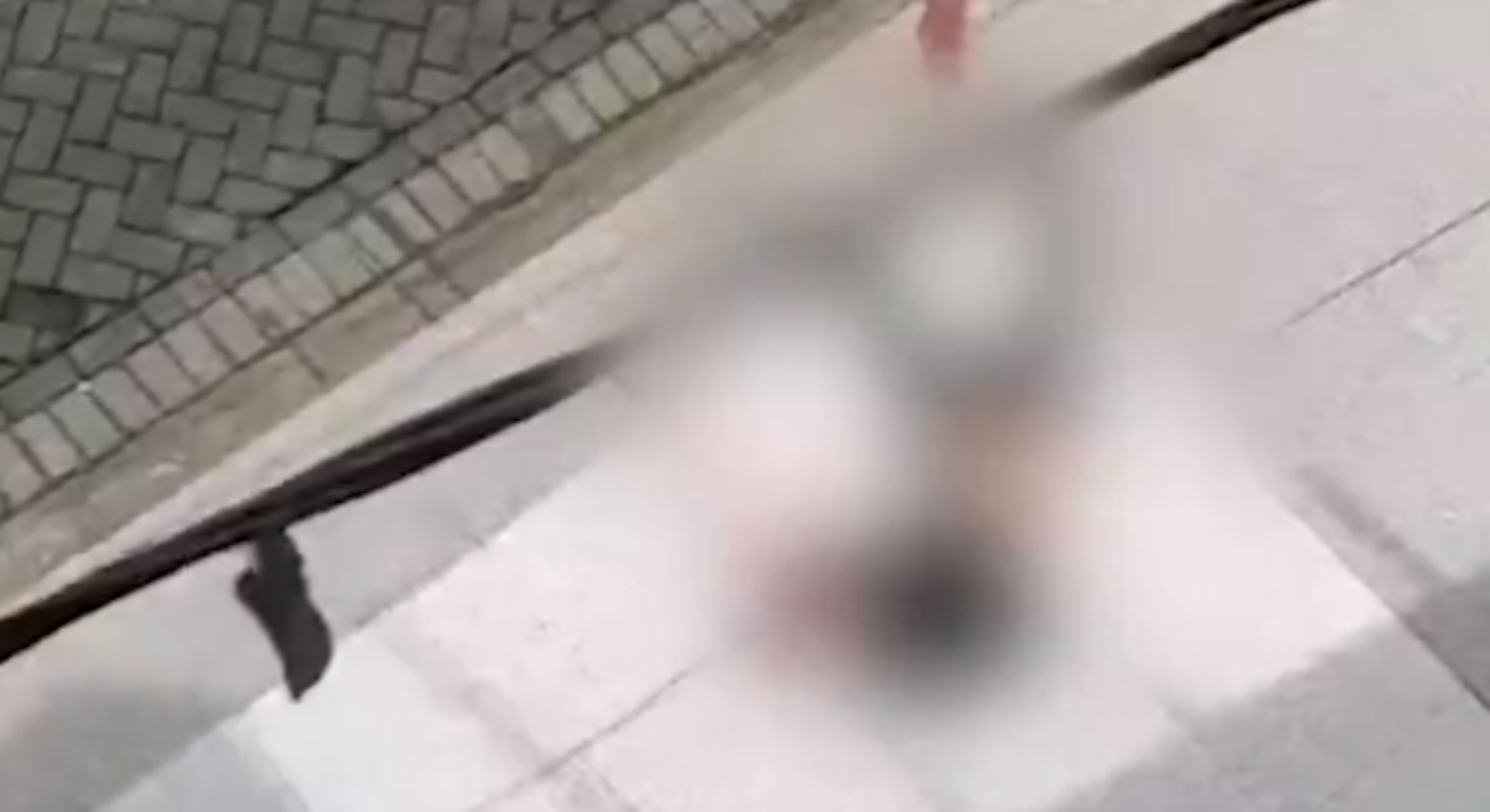 女子在健身房使用跑步機時,意外從開著的窗戶墜落三樓身亡。(X@IDNTimesKaltim)