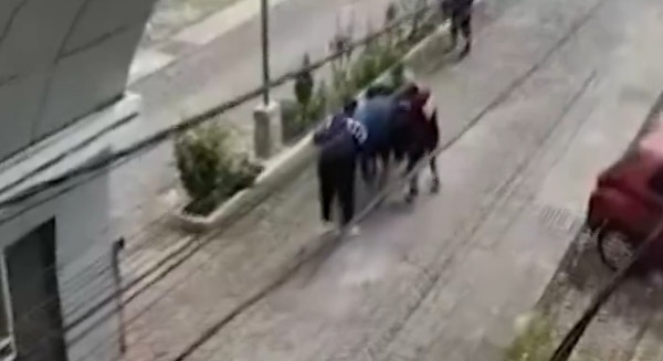 女子在健身房使用跑步機時，意外從開著的窗戶墜落三樓身亡。（X@IDNTimesKaltim）