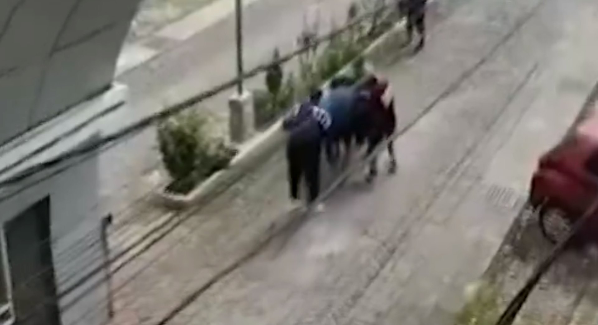 女子在健身房使用跑步機時,意外從開著的窗戶墜落三樓身亡。(X@IDNTimesKaltim)