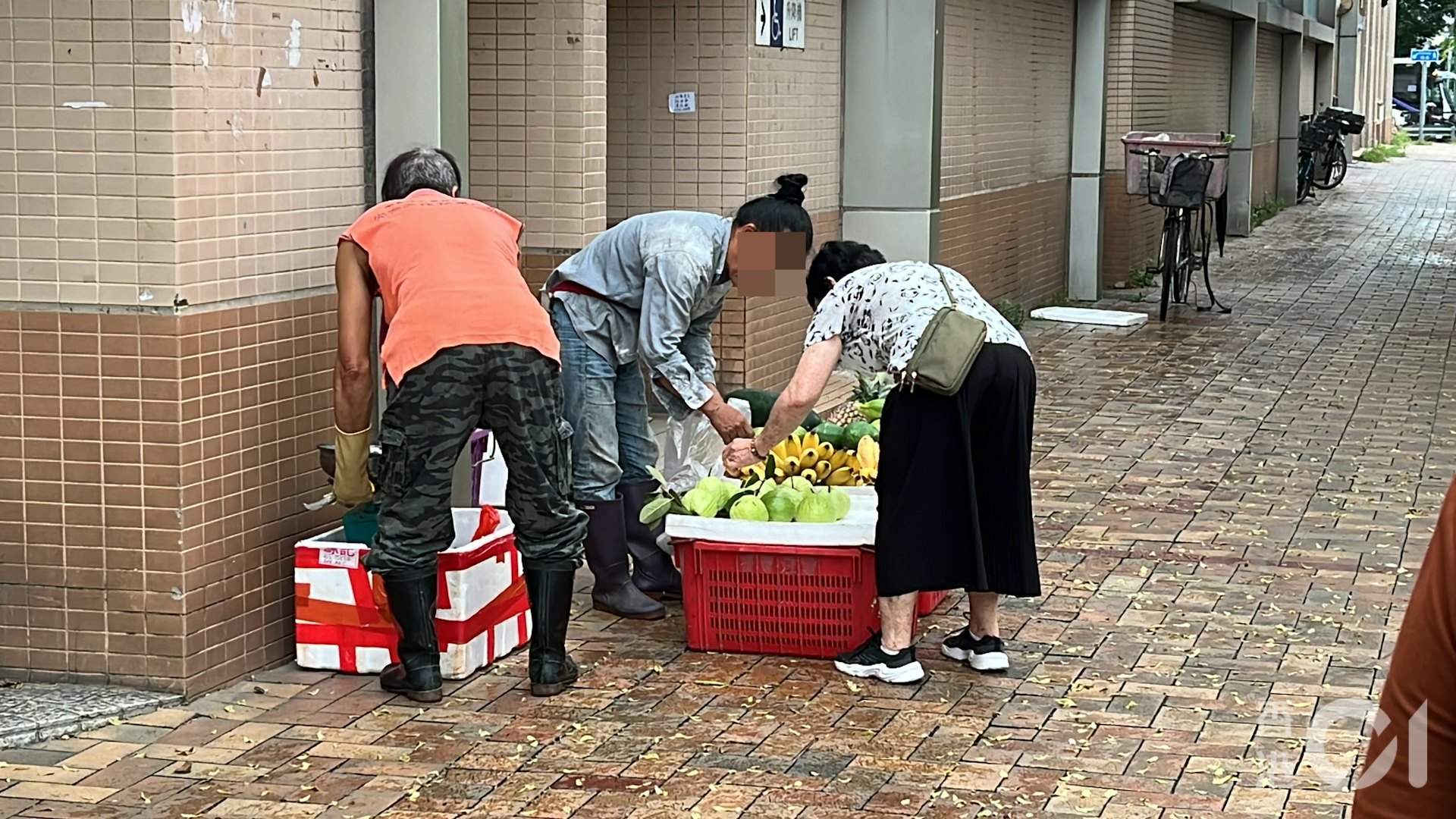 持牌小販投訴五年間升14% 謝展寰:阻街擺賣帶來衛生和火警風險 持牌小販投訴五年間升14% 謝展寰:阻街擺賣帶來衛生和火警風險