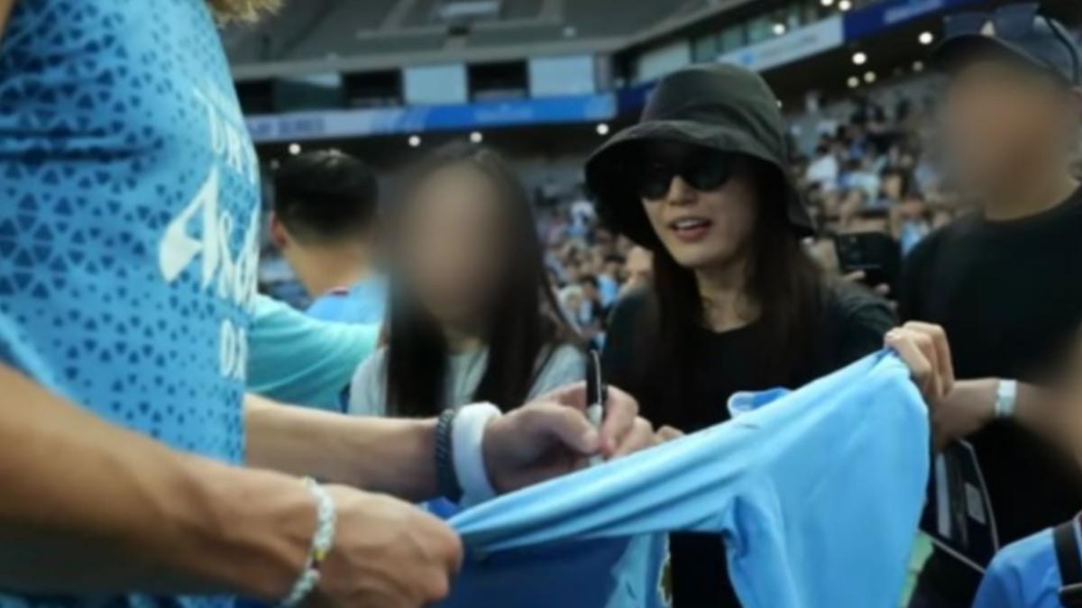全智贤去年在首尔观赛时，拿到球员签名的可爱反应引发话题。（朝鲜日报）