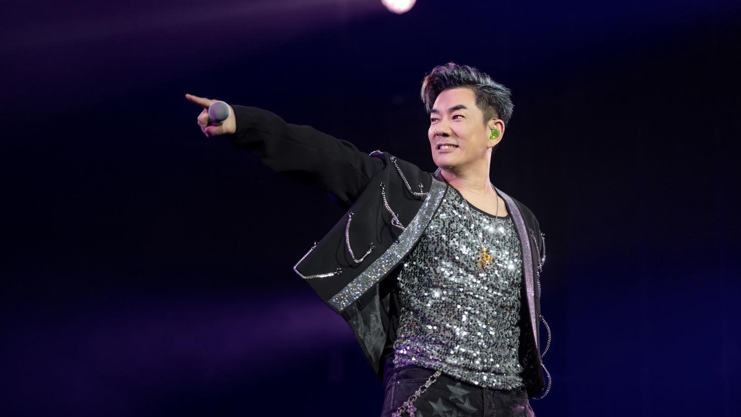 任賢齊成都演唱會過萬粉絲齊唱生日歌 叮囑工作人員:禮物不要送 任賢齊成都演唱會過萬粉絲齊唱生日歌 叮囑工作人員:禮物不要送