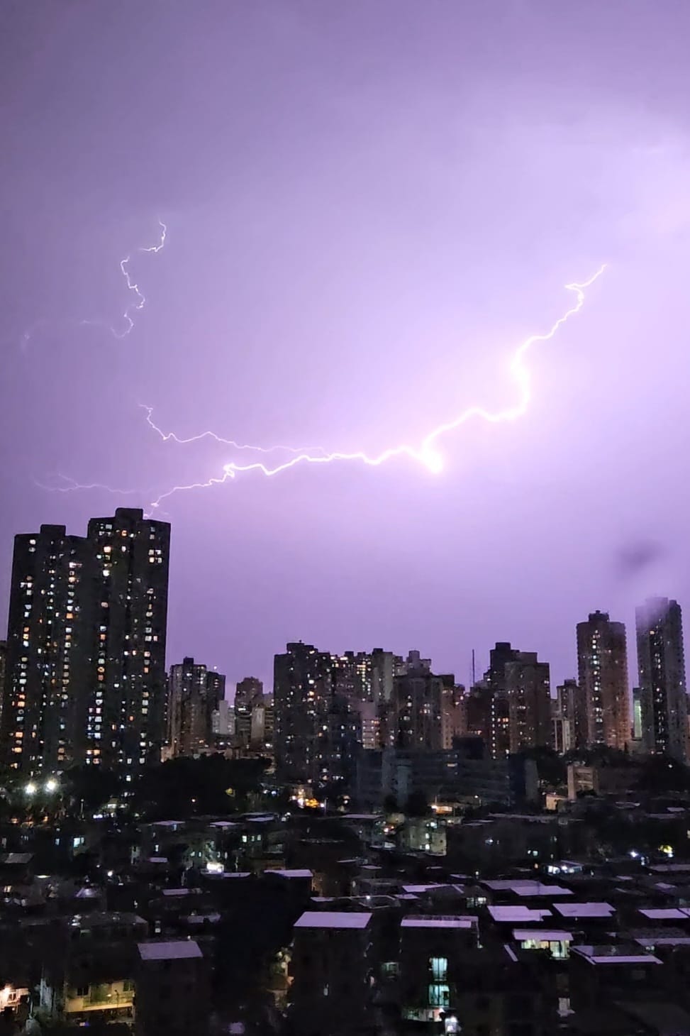 6月15日连场暴雨，天文台截至晚上10时记录2,193次云对地闪电及10,095次云对云闪电，图为晚上摄于元朗。（Calvin Lee摄/Facebook专页香港风景摄影会图片）