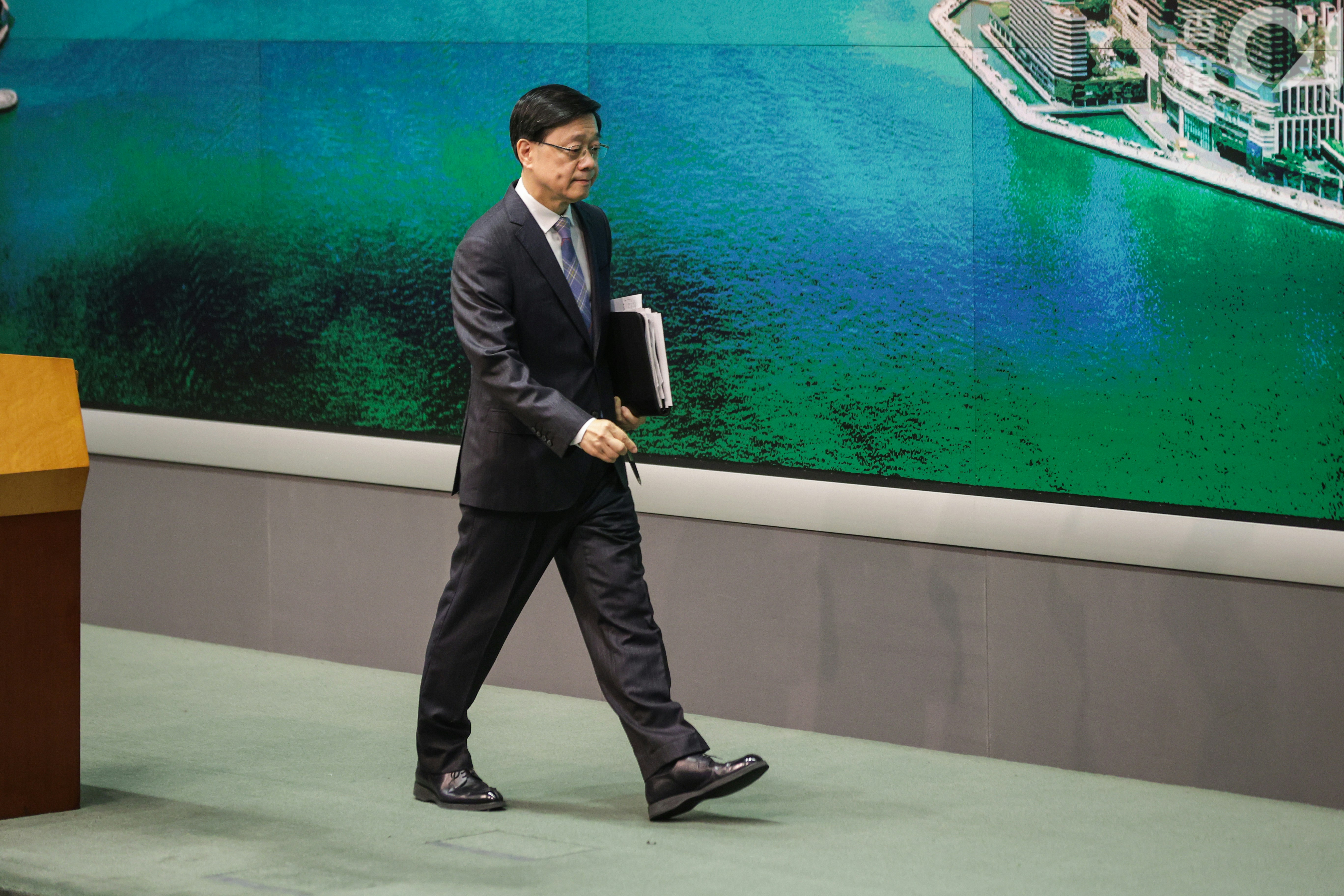 6月25日，行政長官李家超在行政會議前見記者。（蘇煒然攝）