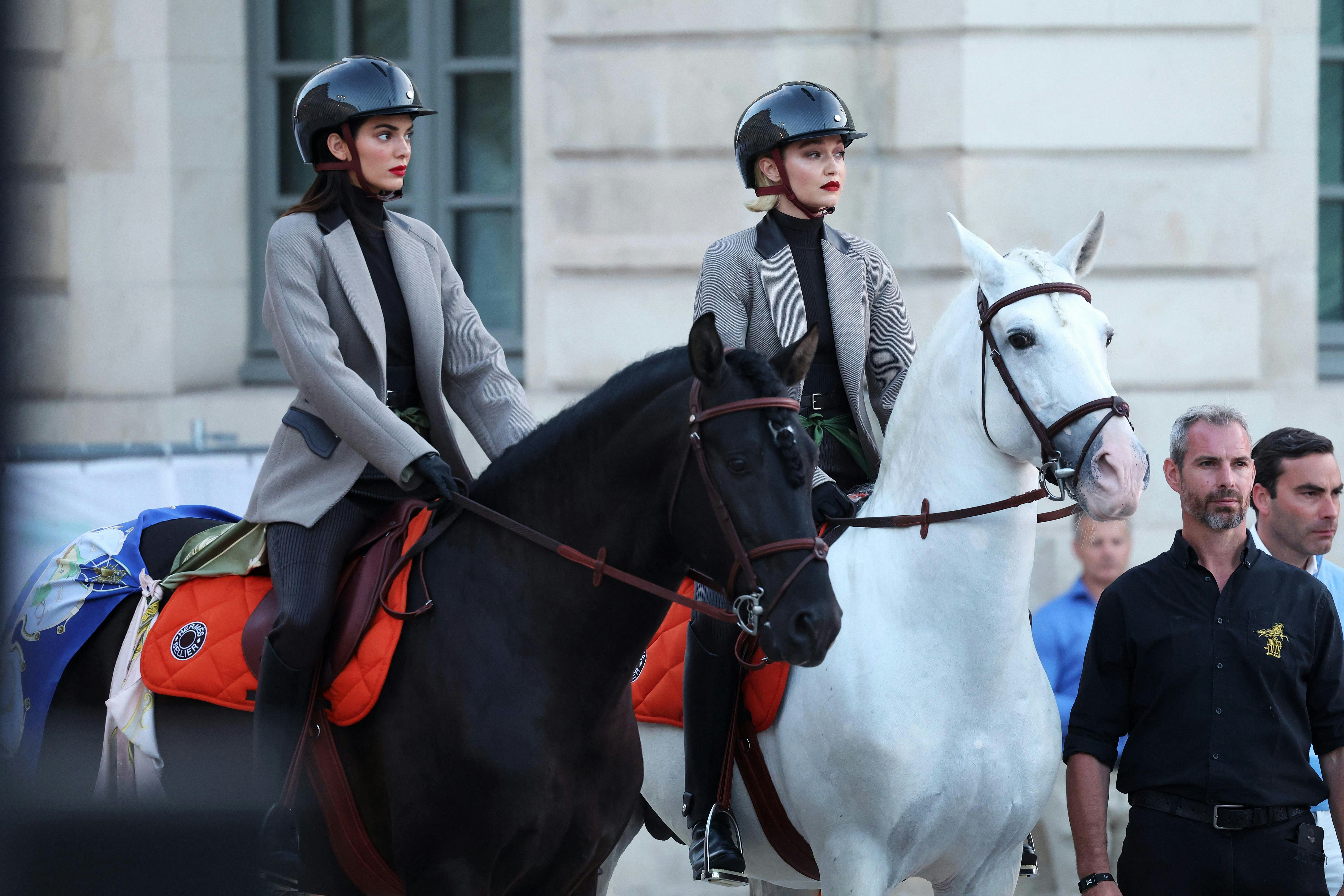 Gigi Hadid和Kendall Jenner骑马登场。（VCG）