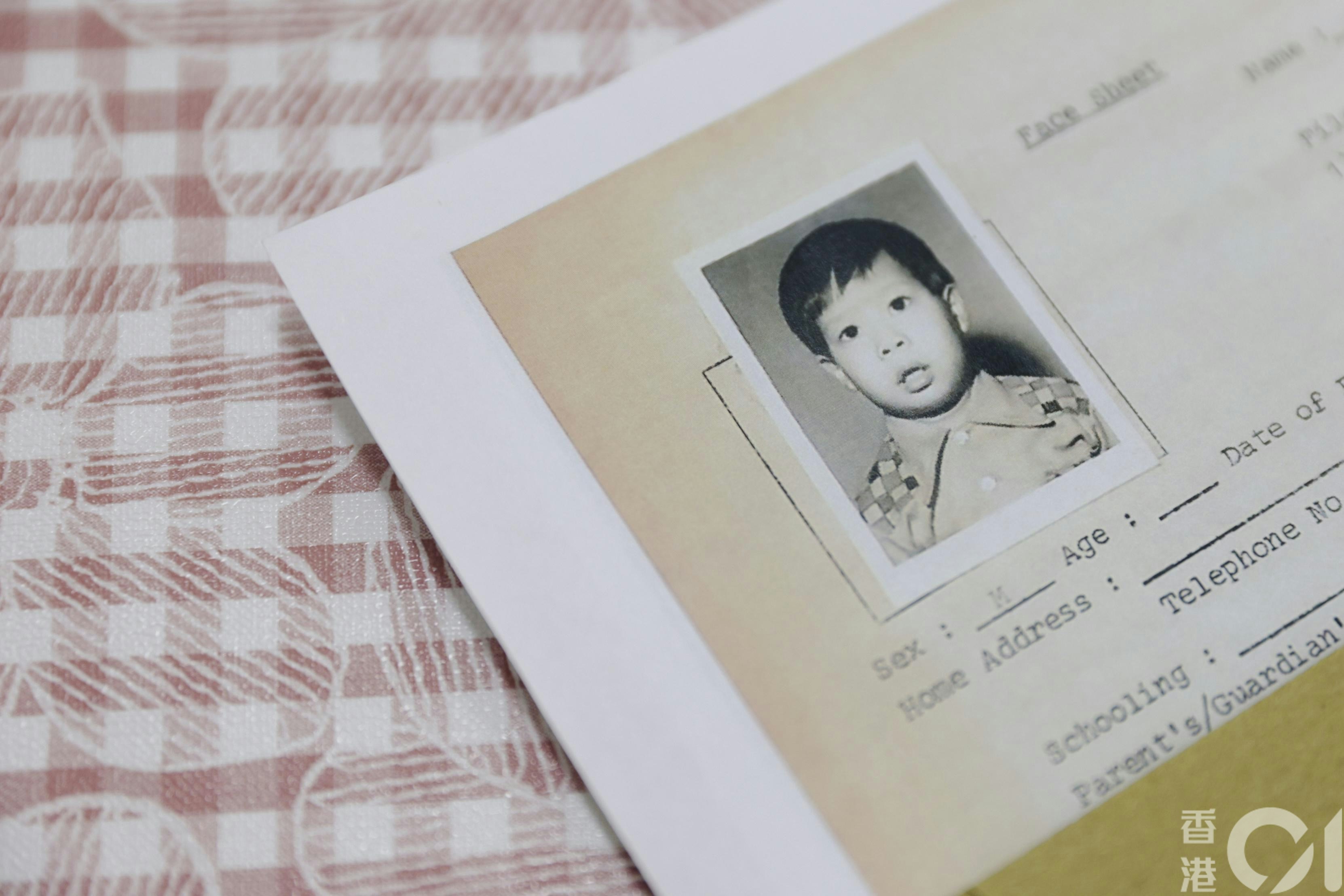 陈伟杰在6月25日取回保良局儿童住宿服务的证明书、在4岁被美国夫妇收养后前往美国的机票、儿时证件照等。（欧嘉乐摄）