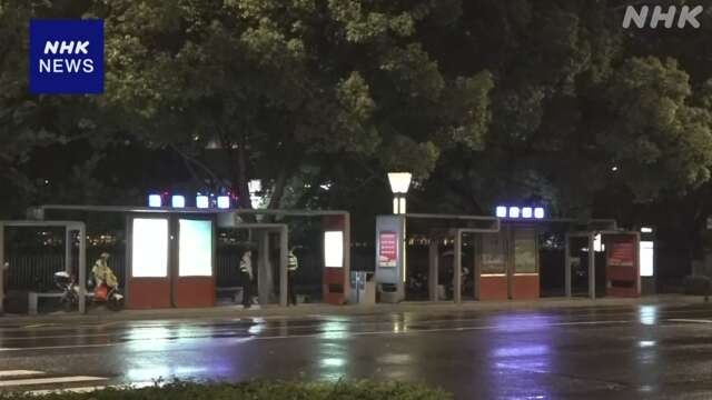中國江蘇省蘇州2024年6月24日發生一宗持刀襲擊案，一輛蘇州日本人學校校車24日下午抵達巴士車站後，一名中國籍男子突然上前斬人，一對日本母子被斬傷、欲阻疑兇登車的中國籍校巴女職員也被斬到昏迷命危。有日本家長事後接受媒體訪問憶述事件，猶有餘悸。當地日本人也嚇得表示不敢外出。（日本放送協會新聞影片截圖）