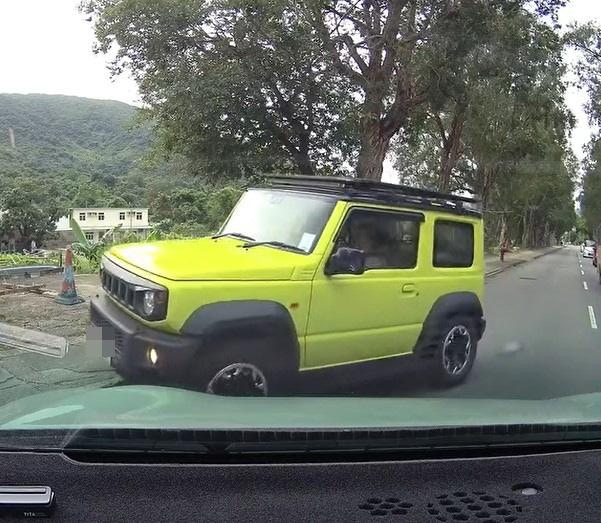 四驅車反而右駛剷上行人路。（FB「車cam L（香港群組）」影片截圖）