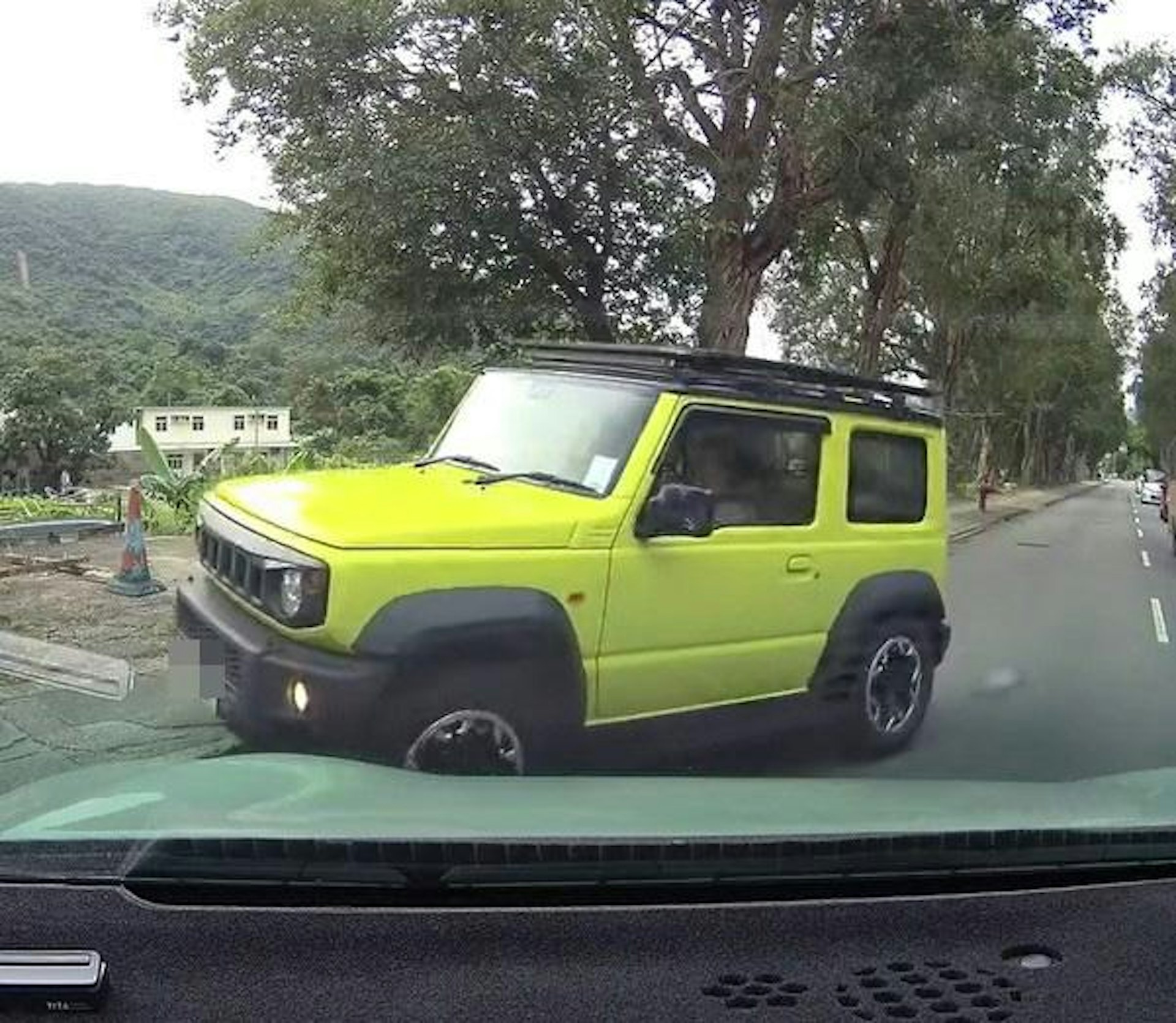 四驅車反而右駛剷上行人路。(FB「車cam L(香港群組)」影片截圖)