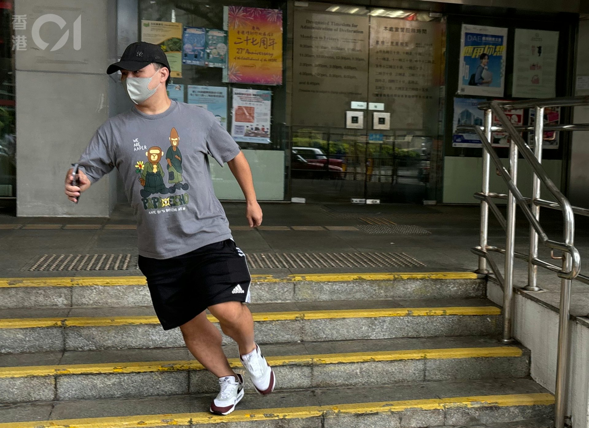 被告何思漢一離開法院即跑步離開。(朱棨新攝) 被告何思漢一離開法院即跑步離開。(朱棨新攝)