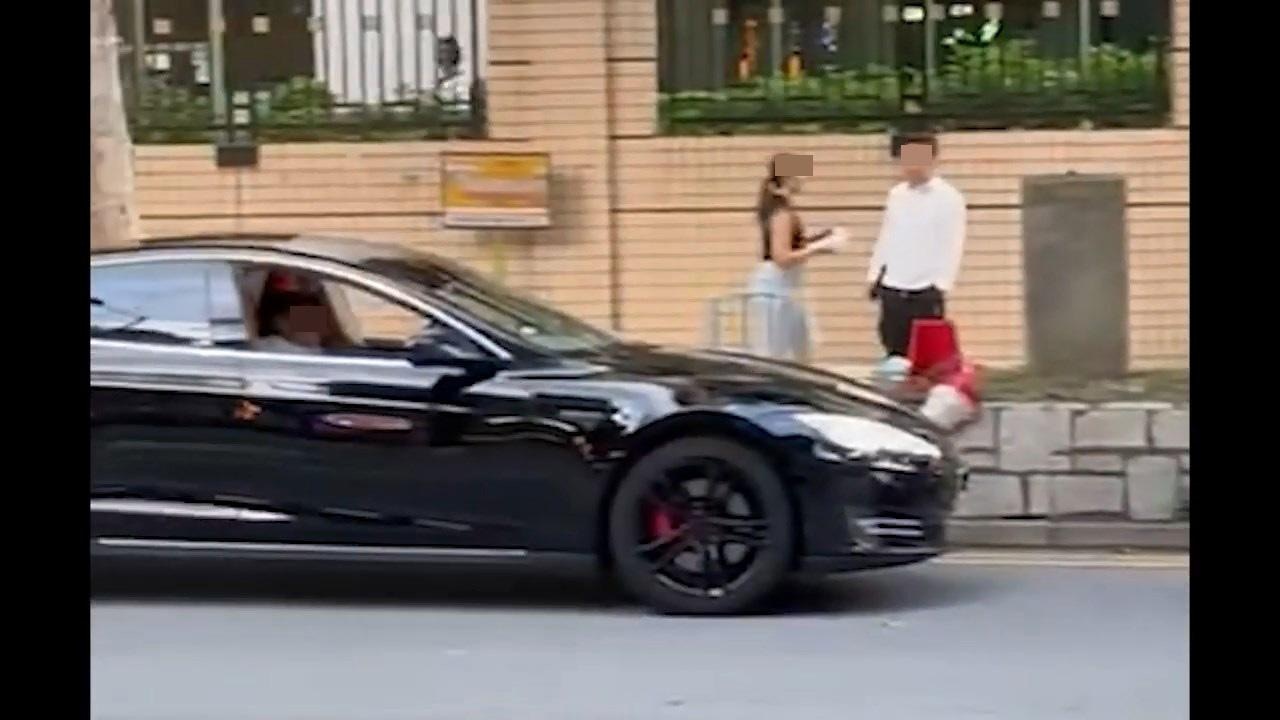 TESLA私家車違泊雙黃線。（影片截圖）