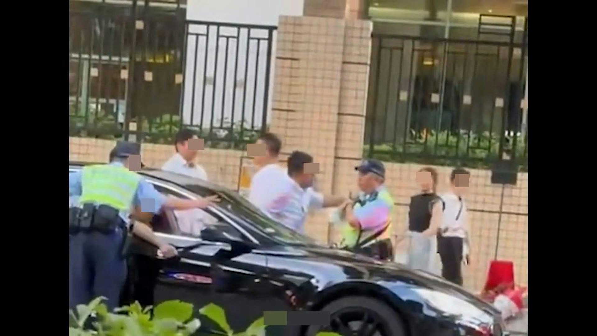 影片引來網民熱議,紛紛大讚交通警做得好。(影片截圖)