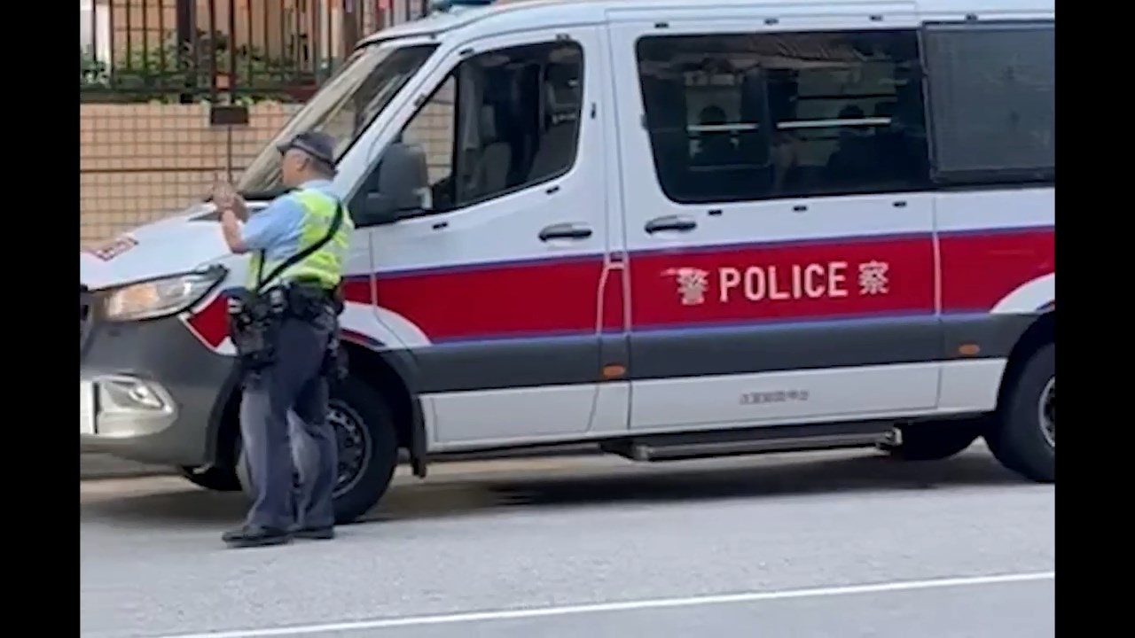 面對TESLA司機聲稱認識「退休警司」，交通警員未有退縮，堅持執法。（影片截圖）