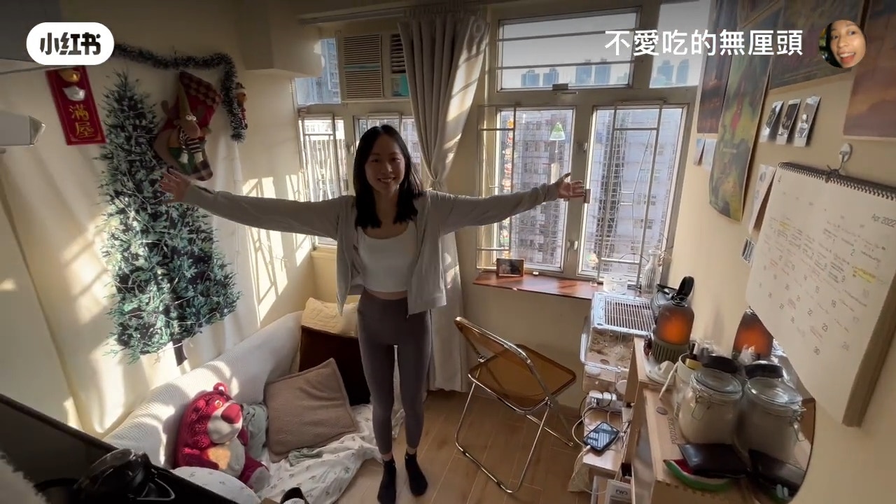 香港演员田小凝在小红书及YouTube频道分享了两年前在香港与男朋友合租的㓥房，大小只有约107呎，但租金却要5,300元。（小红书截图）