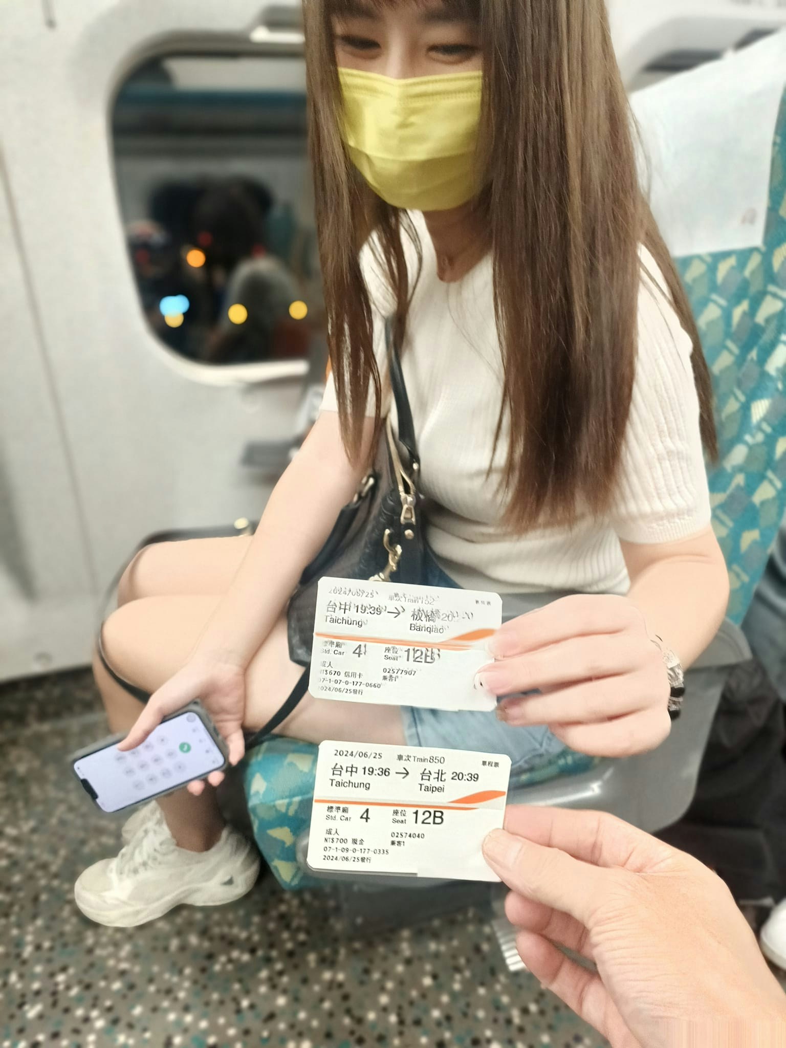 樓主購買當晚7時36分車票，但遲了3分鐘上車，登上晚上7時39分班次，與長髮女乘客「撞位」。（facebook圖片）