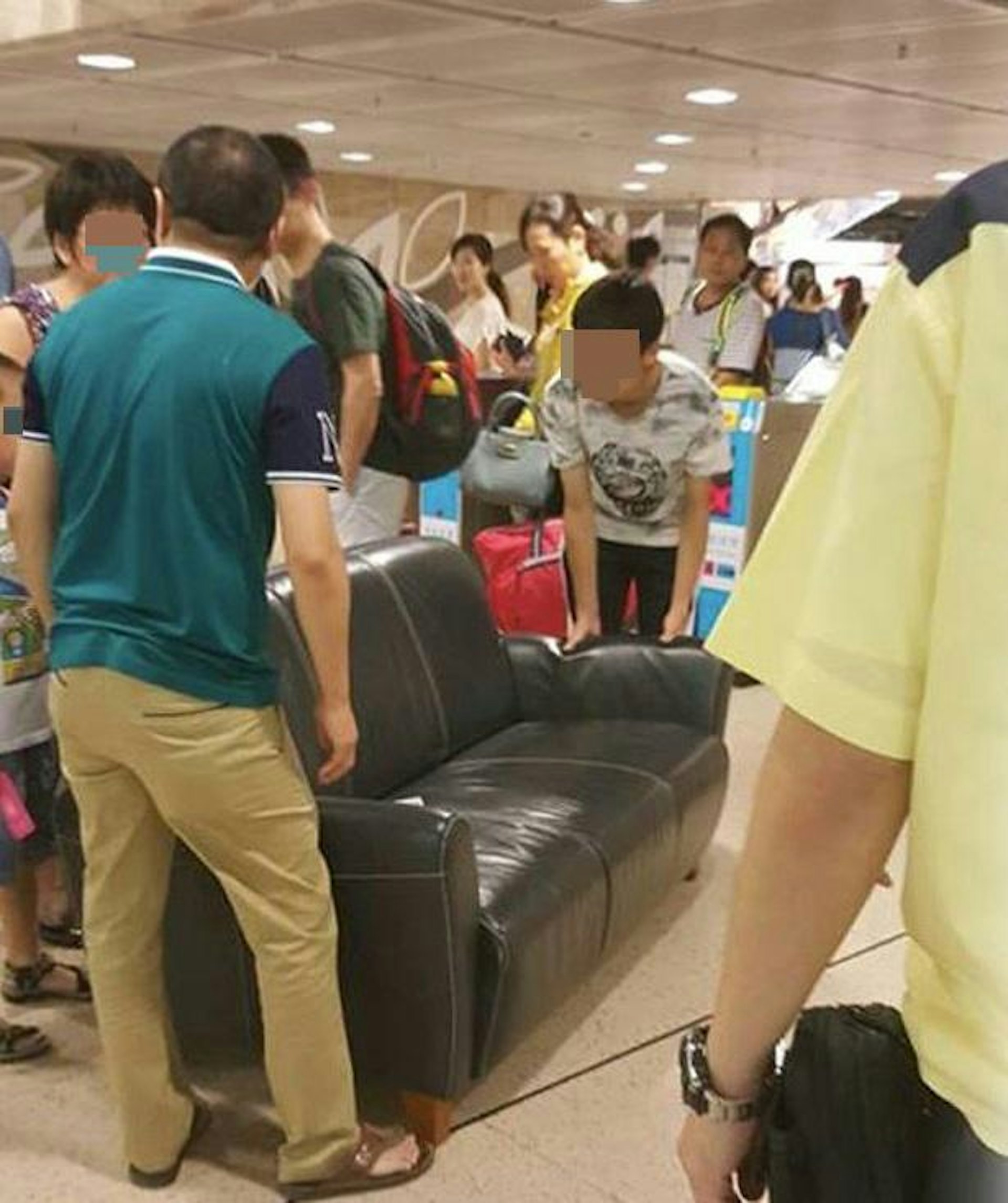 2名男子嘗試將3座位大型梳化搬入港鐵沙田站內,當時他們已經將梳化搬近閘機,旁邊站着1名大媽和1名小孩,不排除是一家人,港鐵職員到場了解。(網上圖片) 2名男子嘗試將3座位大型梳化搬入港鐵沙田站內,當時他們已經將梳化搬近閘機,旁邊站着1名大媽和1名小孩,不排除是一家人,港鐵職員到場了解。(網上圖片)