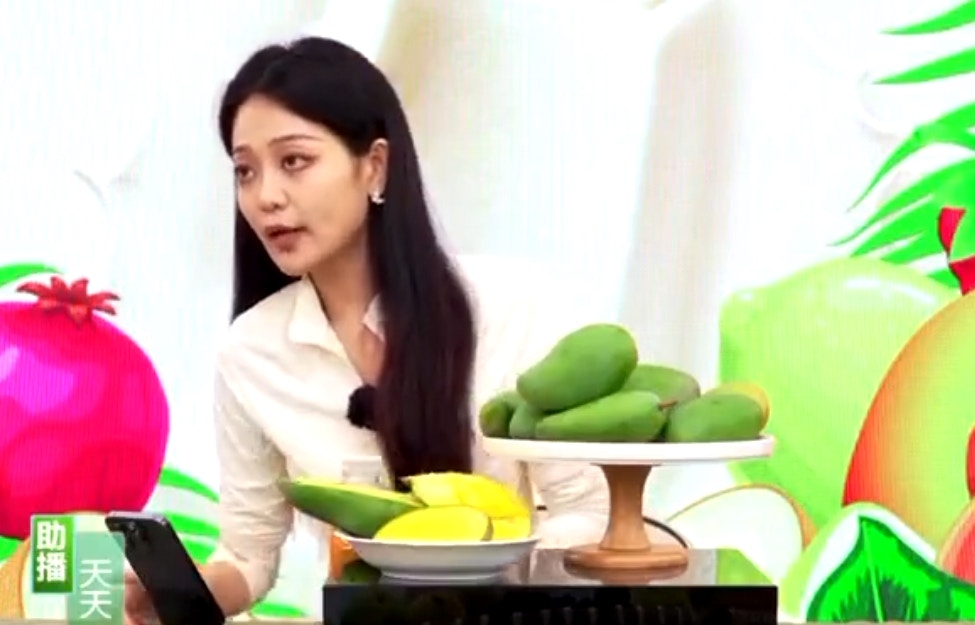 27日下午一名女直播主在直播介紹到一半時突然雙眼瞪大、身體傾斜，半個人跌出鏡頭外，接著要坐回位子時全身僵硬倒地，之後甚至傳出猝死的訊息，讓不少網友相當擔憂。（直播影片截圖）
