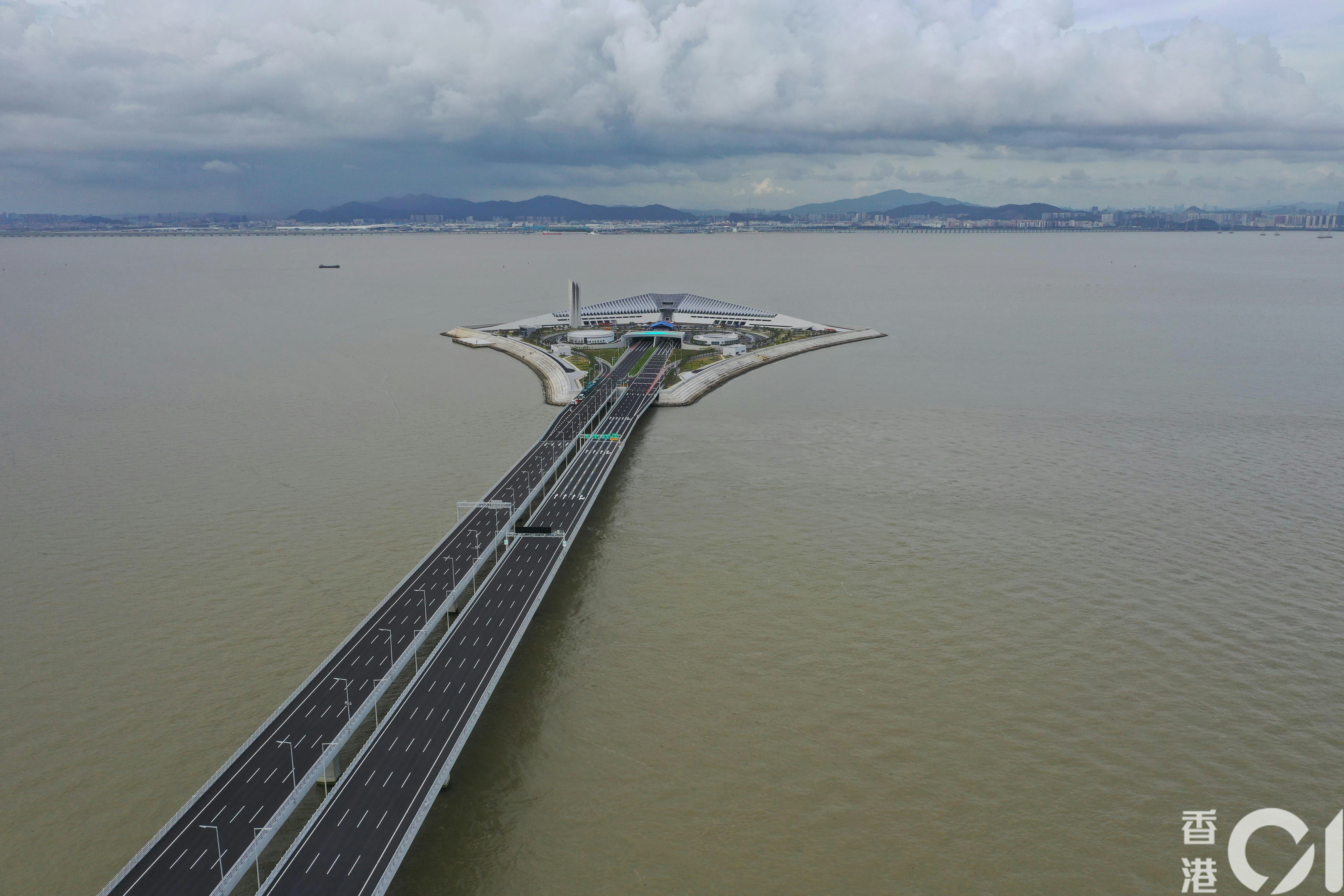 西人工島後面連接住深中大橋同中山大橋，因此又被譽為「海上的風筝」。（周智堅攝）