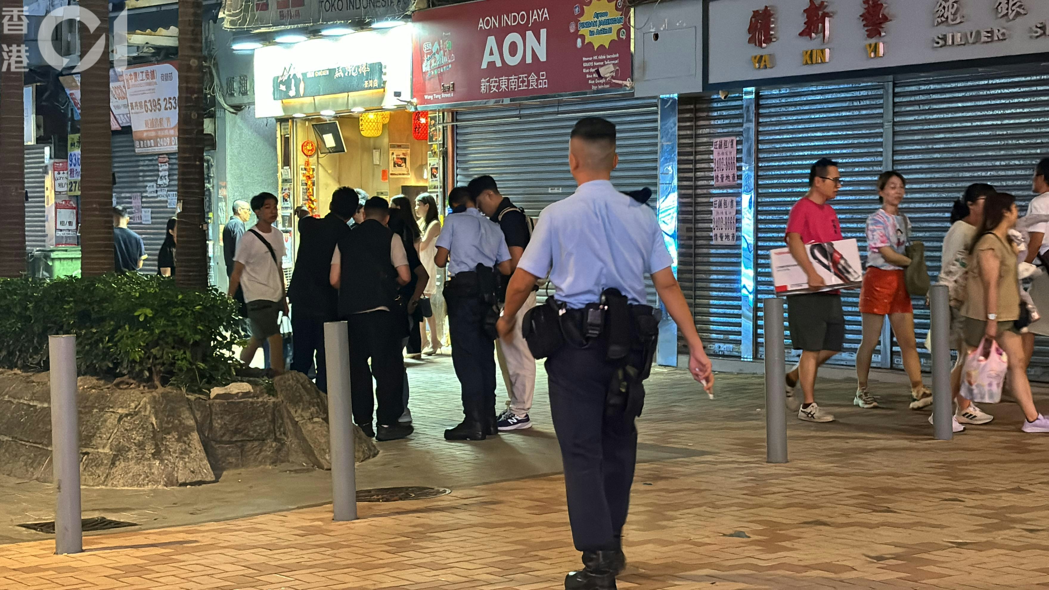 荃湾发生抢劫案，警员围封一个垃圾桶调查。（陈浩然摄）